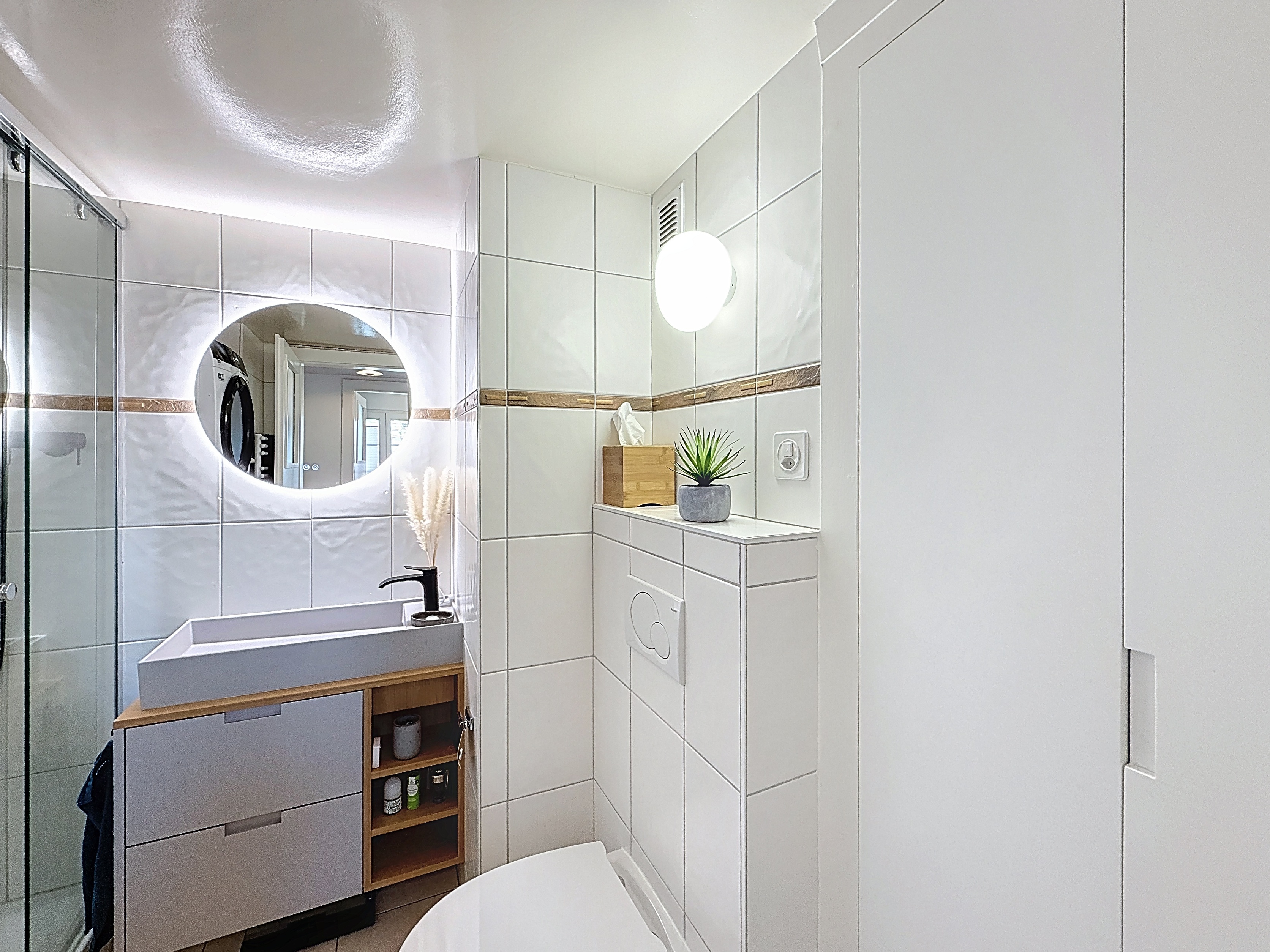 Kleines, modernes Badezimmer mit Spiegel, Waschtisch und Dusche