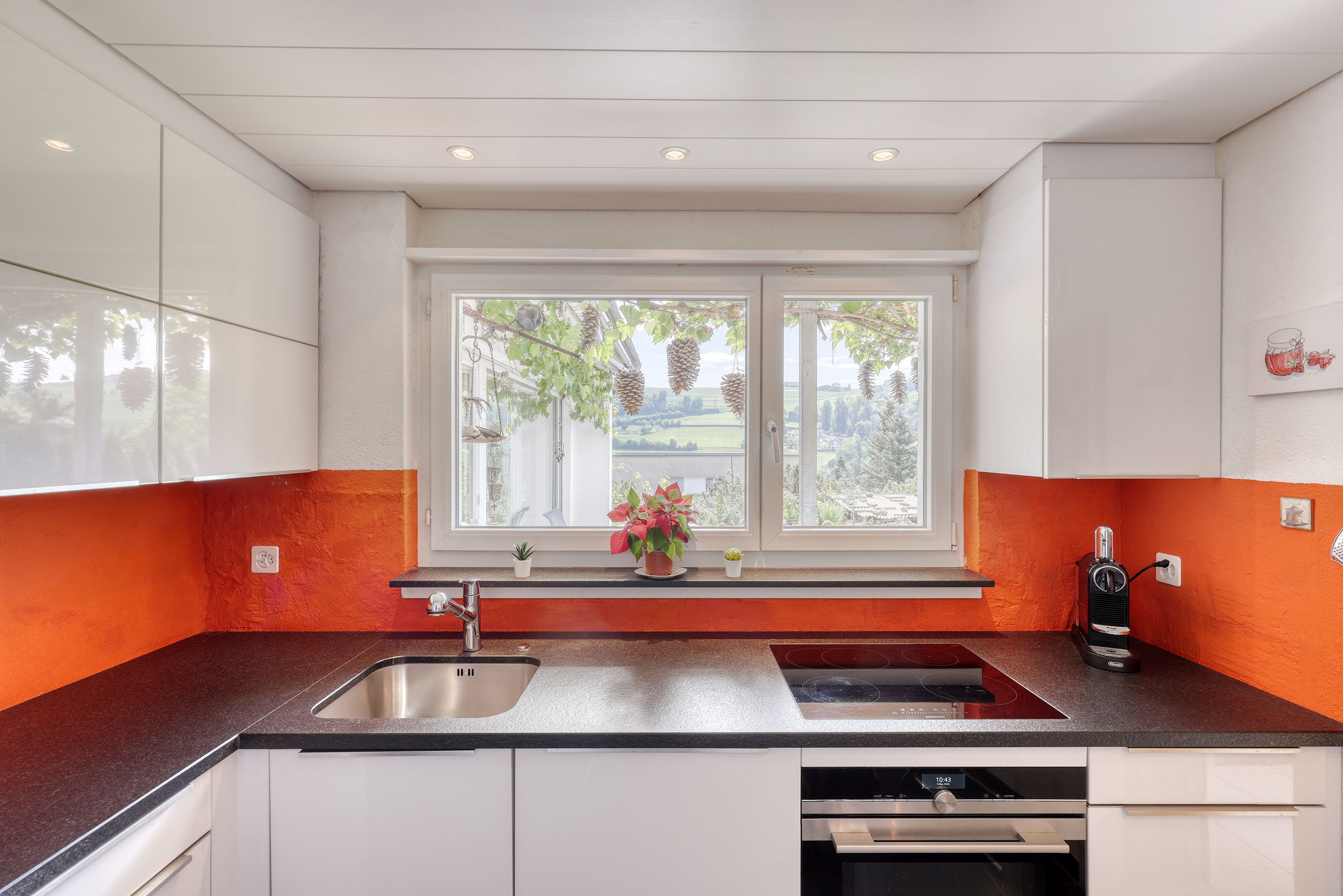 Moderne Küche mit Fensterblick