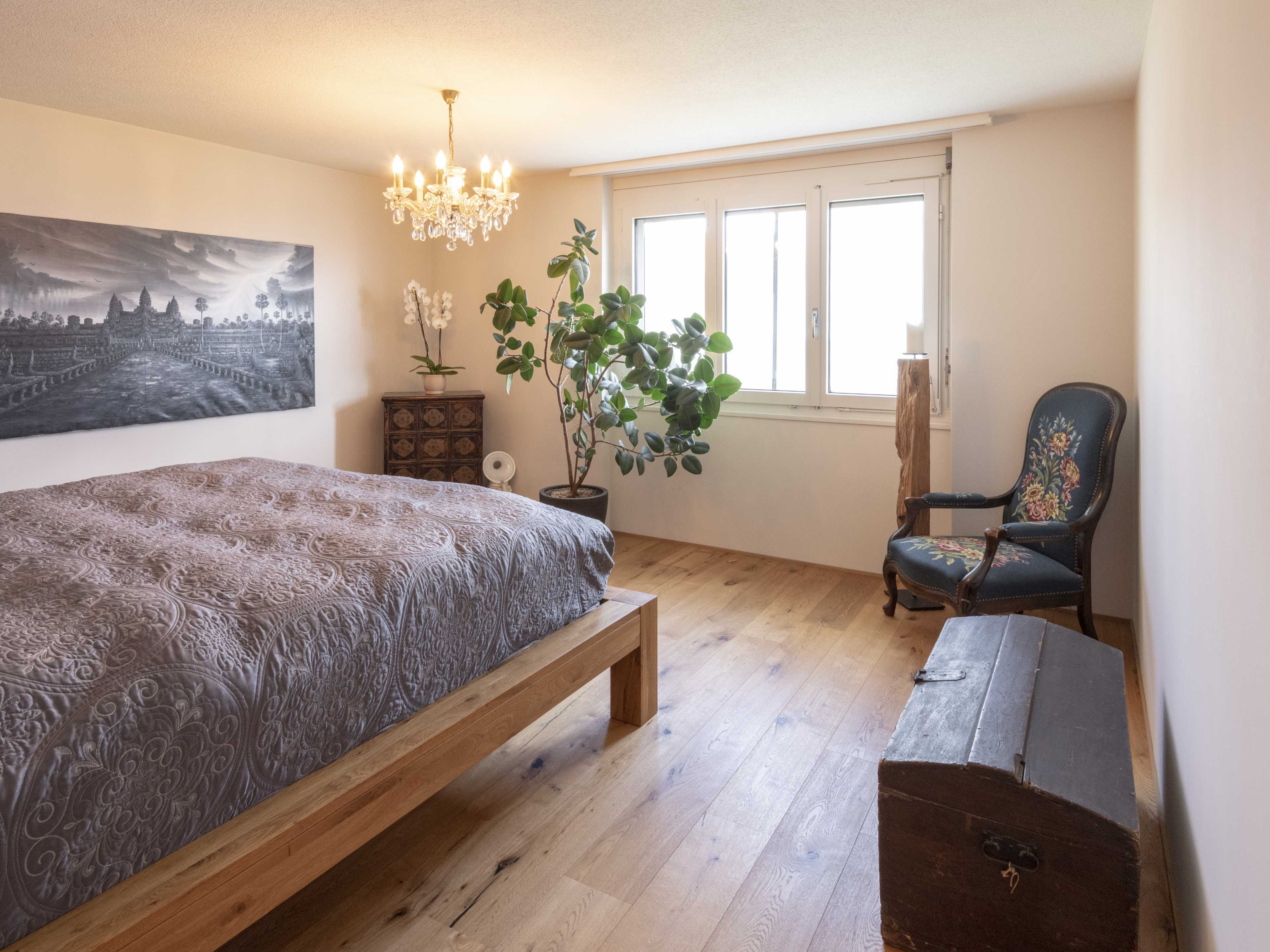 Helles Schlafzimmer mit klassischer Möblierung