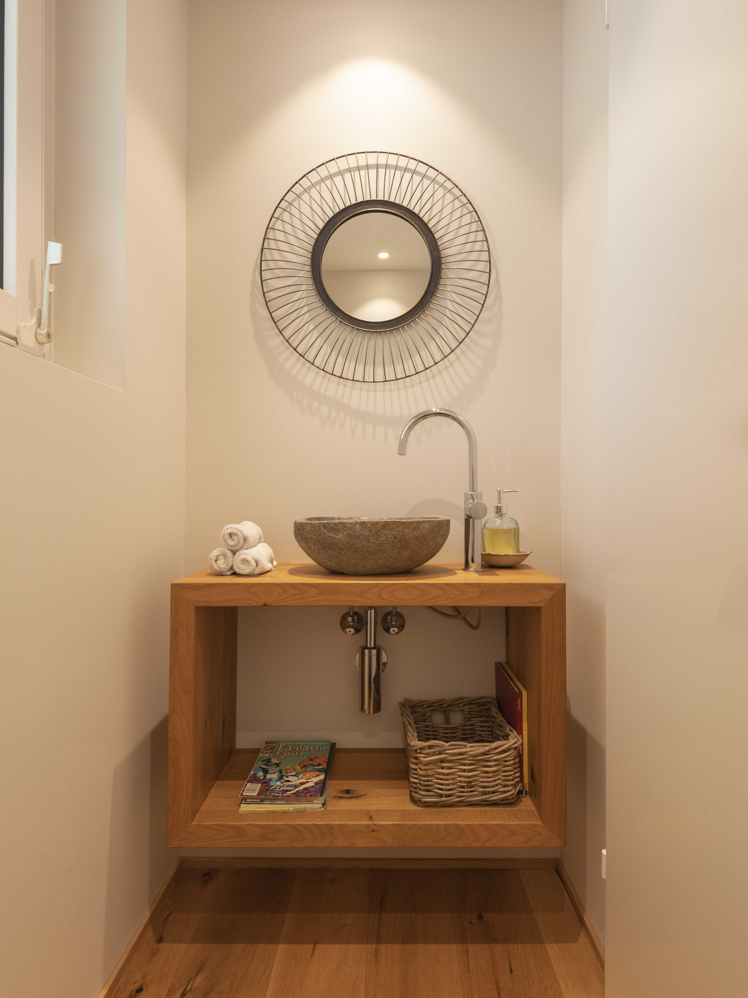 Kleines Gäste-WC mit Naturstein-Waschbecken
