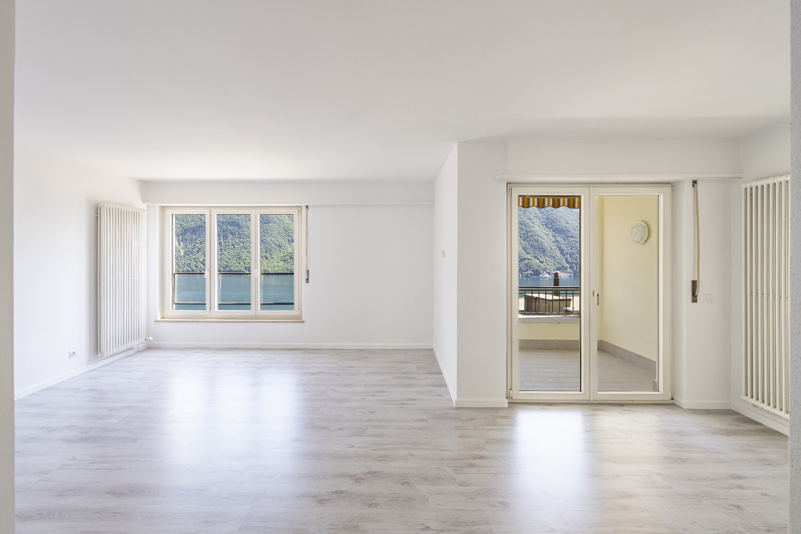 Heller leerer Wohnraum mit Seeblick