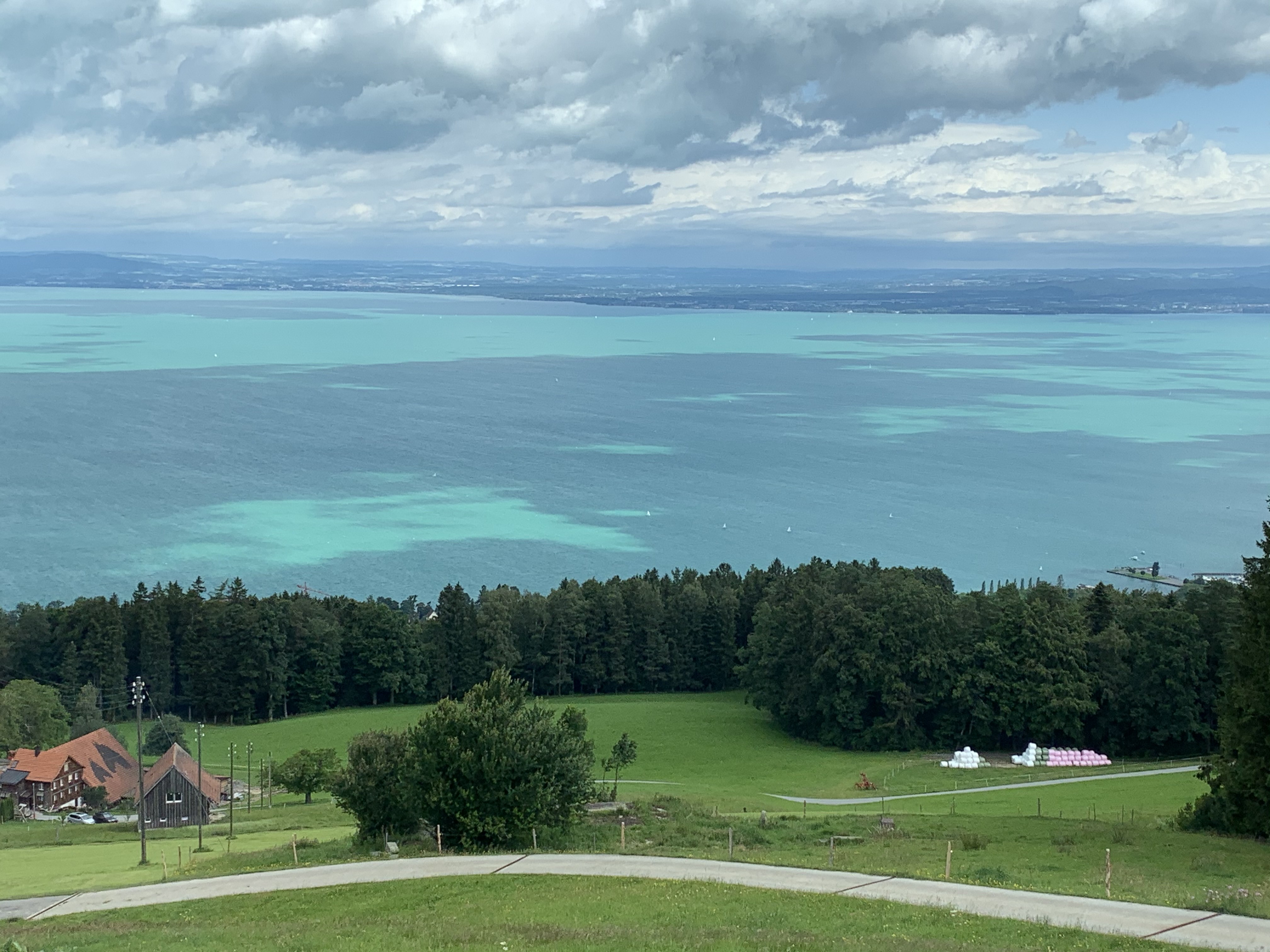 Weitblick über See und Landschaft