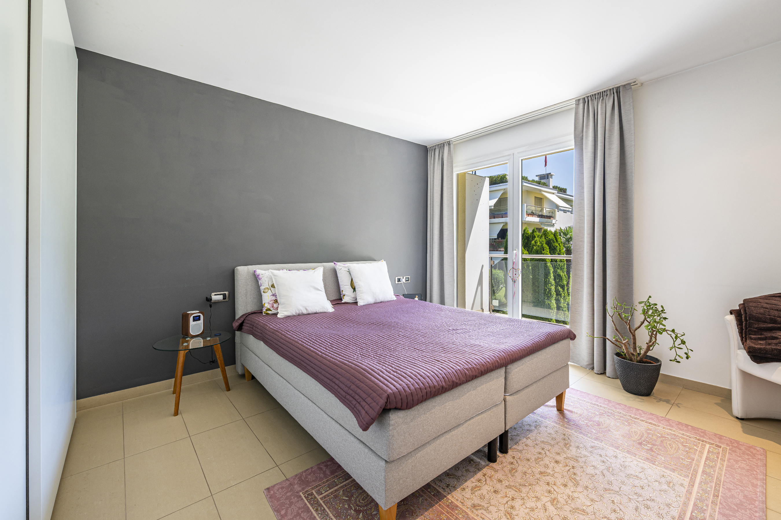 Helles Schlafzimmer mit Balkonblick