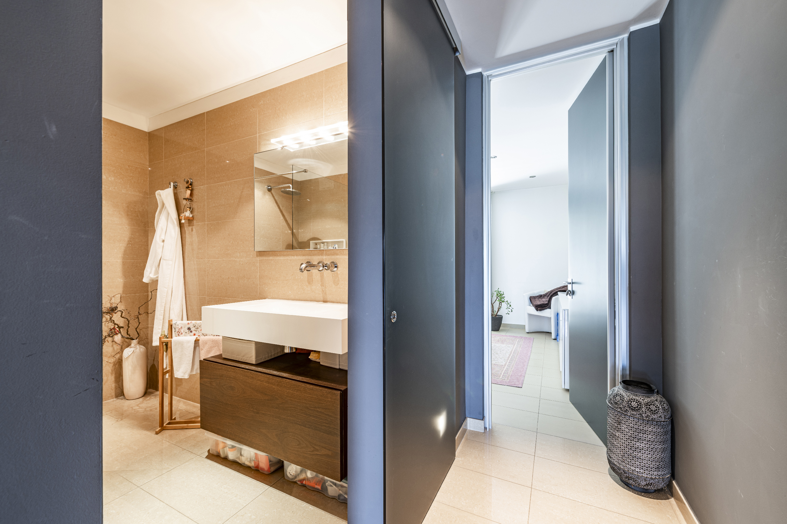 Modernes Badezimmer mit Fluransicht