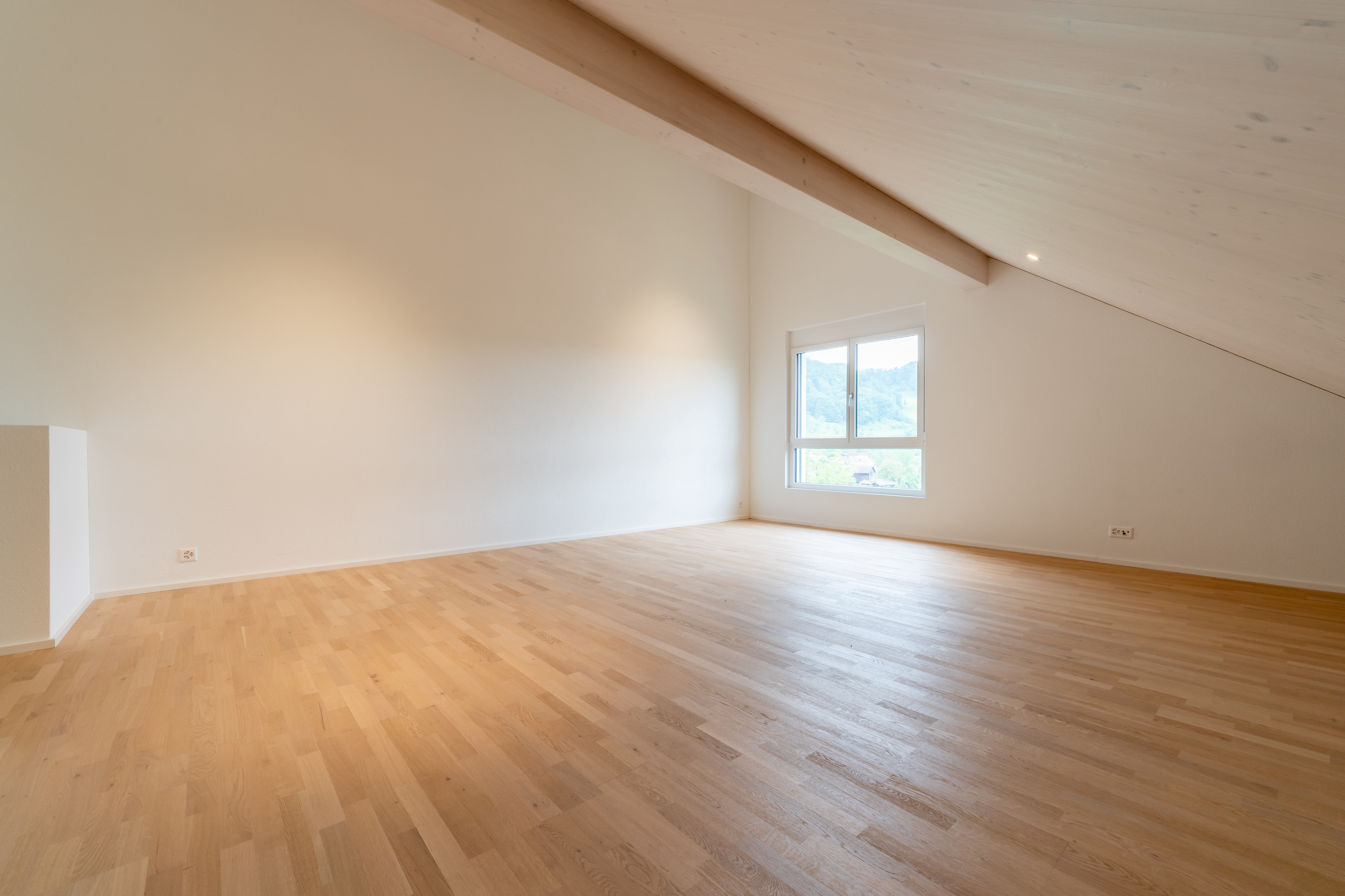 Heller leerer Dachraum mit Holzfußboden