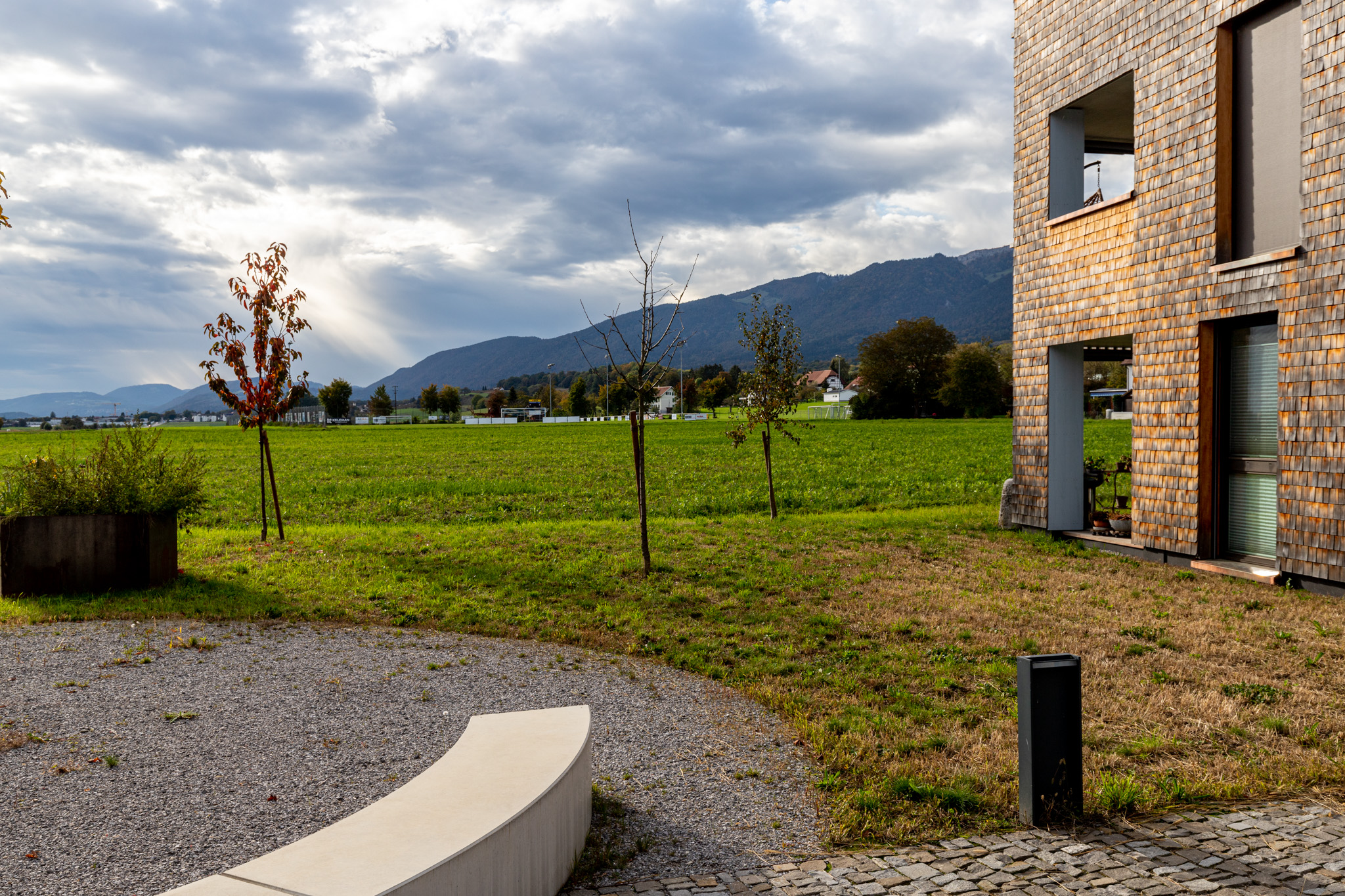 Moderner Außenbereich mit Wiese und Bergblick