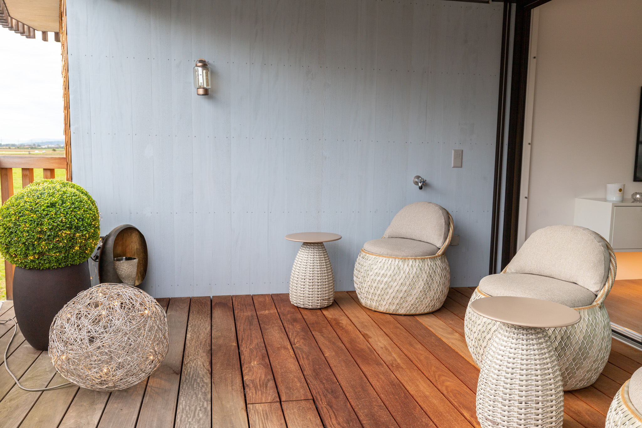 Großzügige Outdoor-Terrasse mit Sitzlounge