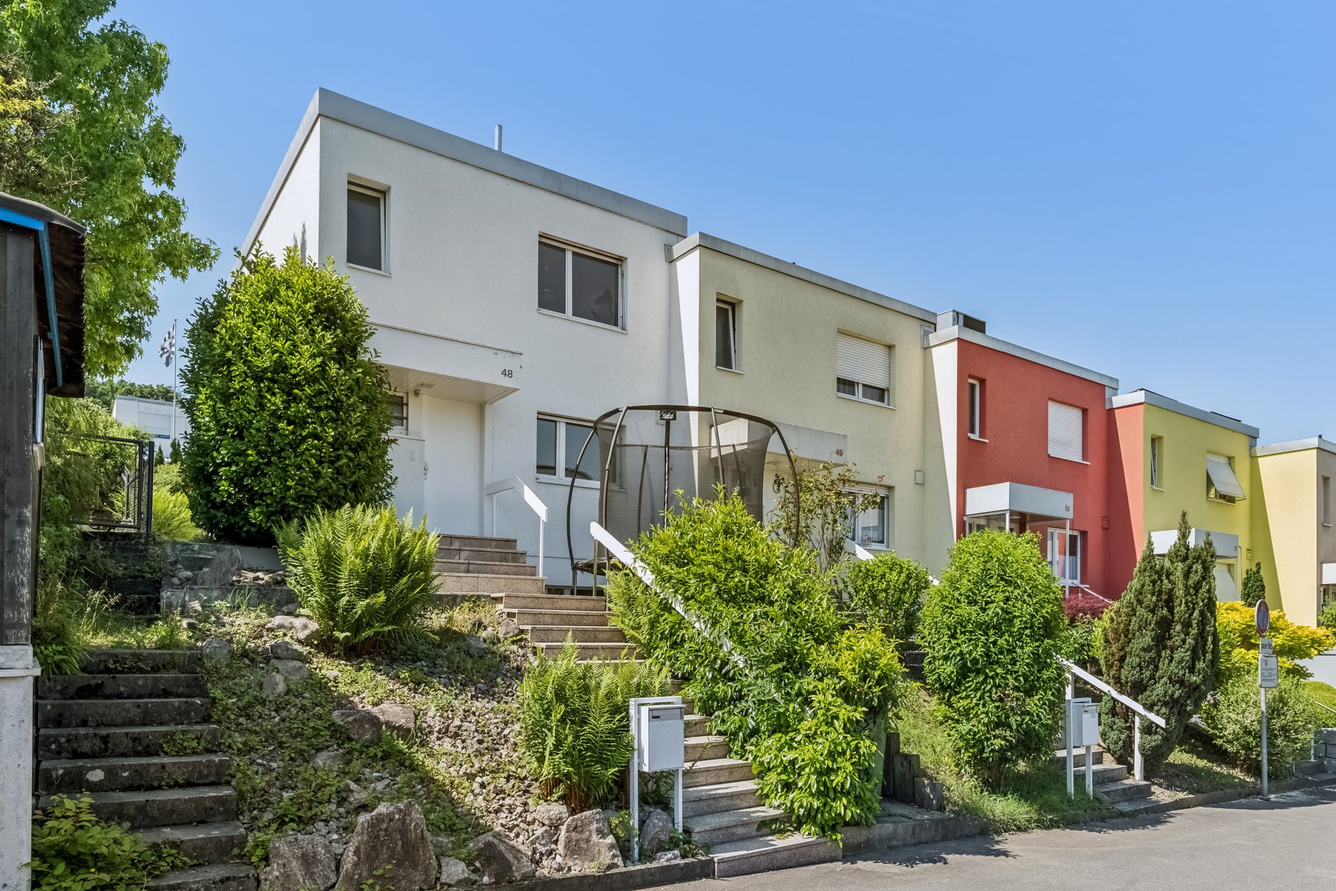 Moderne Reihenhausfassaden mit Gartenzugang