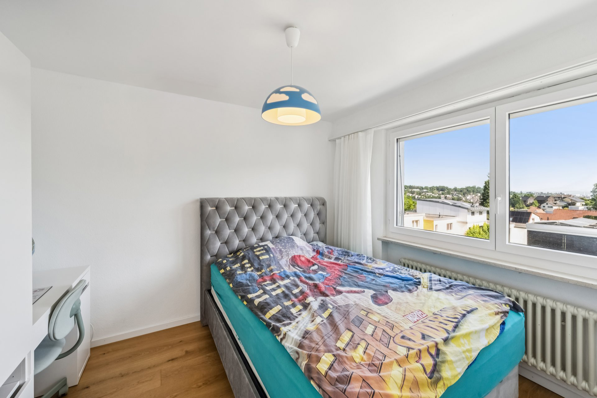 Helles Schlafzimmer mit Ausblick