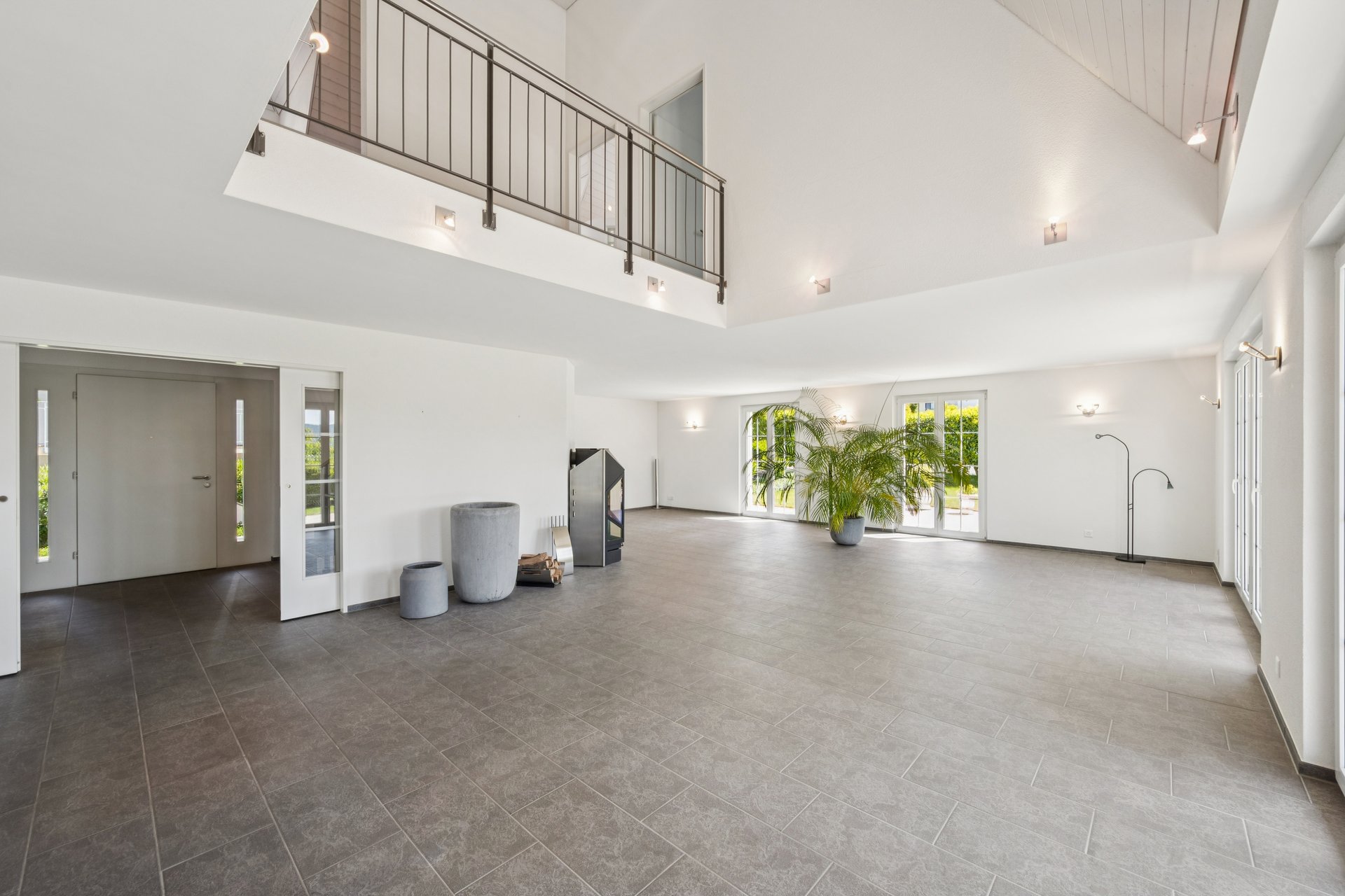 Großzügige, helle Eingangshalle mit Galerie