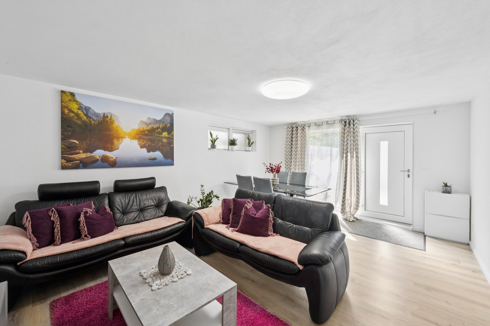 Helles Wohnzimmer mit Essbereich und Hauseingang