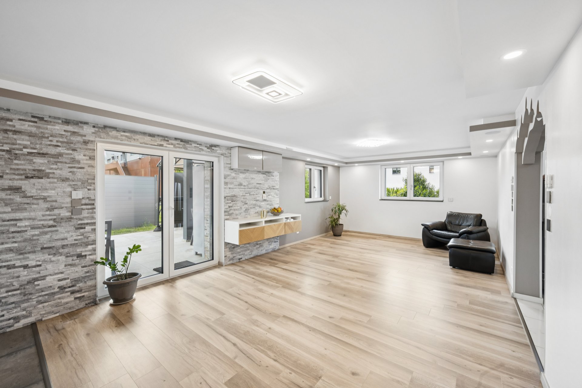 Heller Wohnraum mit Terrasse und moderner Gestaltung
