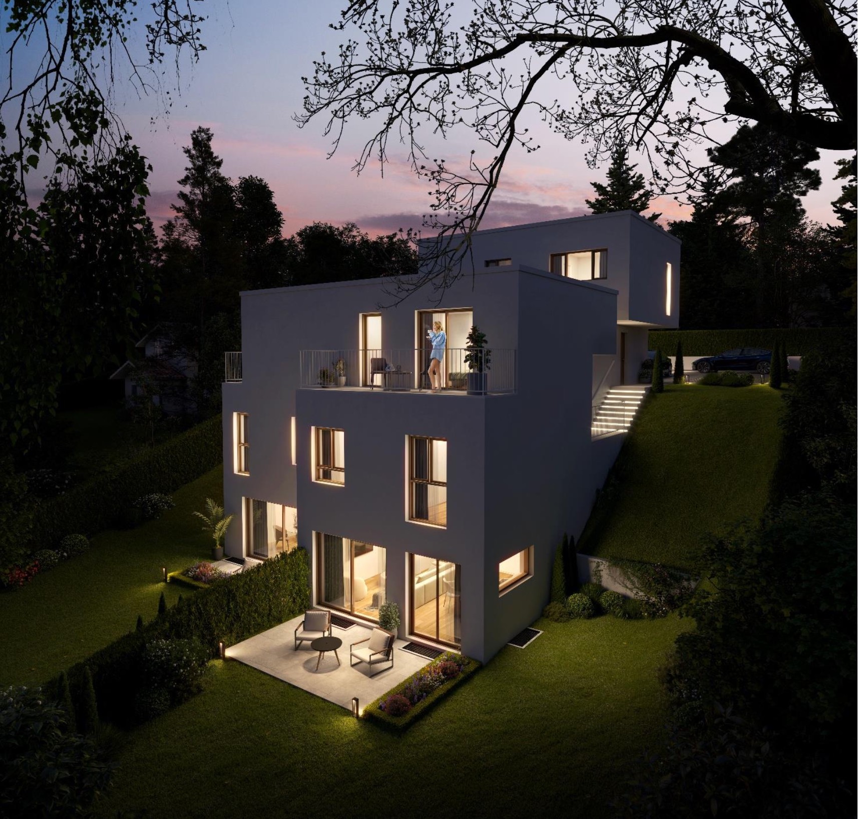 Modernes Einfamilienhaus mit Garten bei Dämmerung