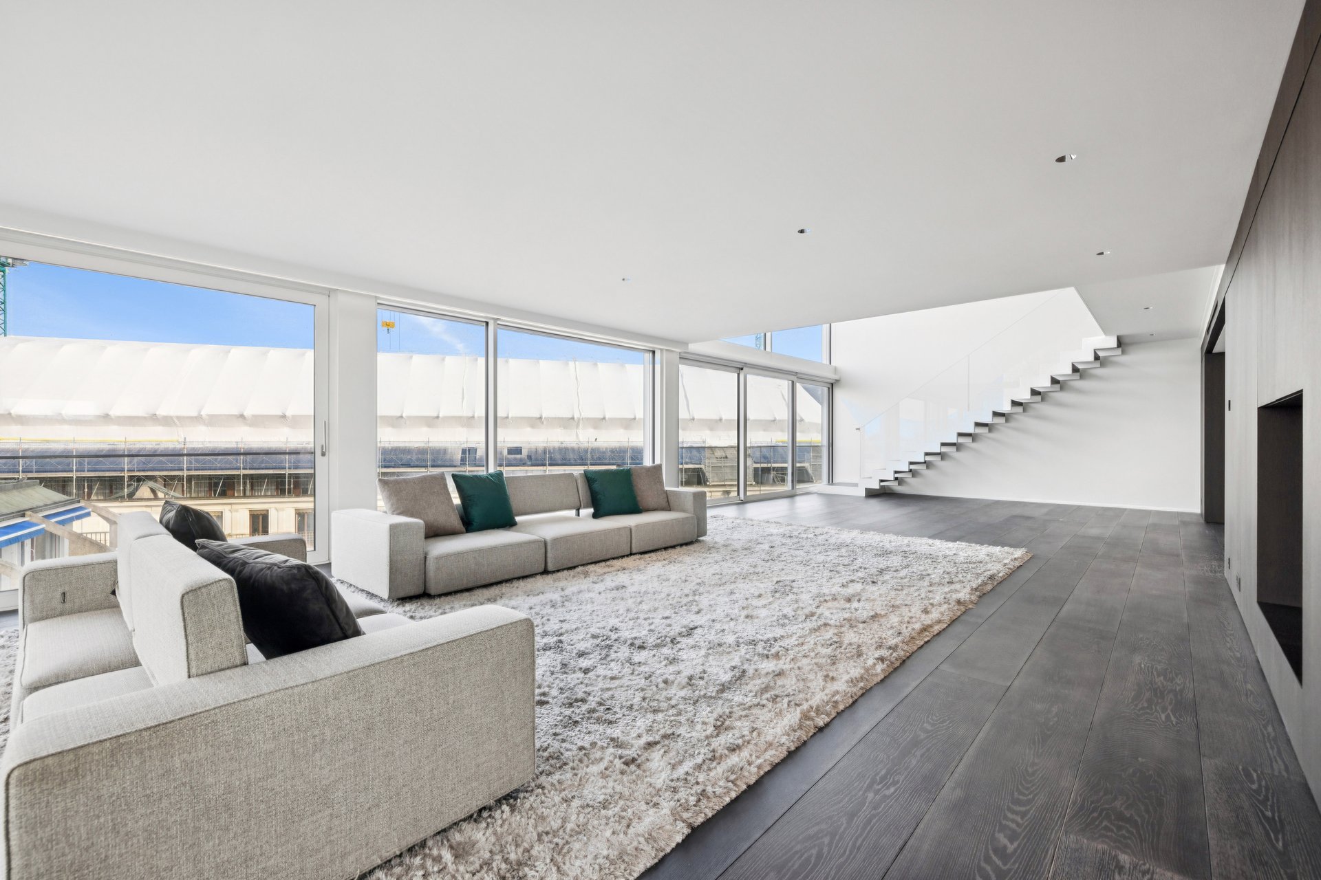 Modernes, offenes Wohnzimmer mit Panoramafenstern und Treppe