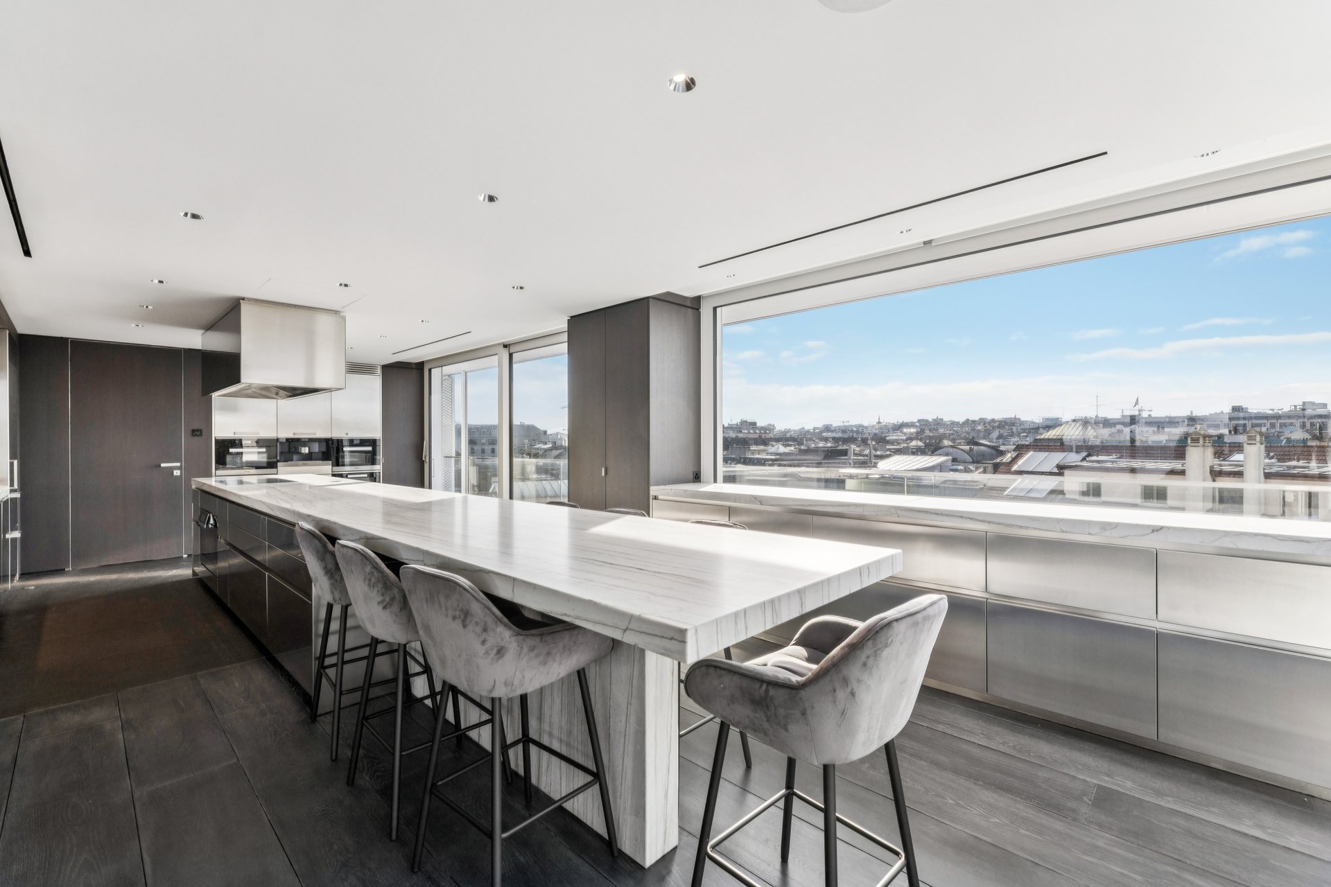 Luxuriöse Wohnküche mit Panoramaausblick