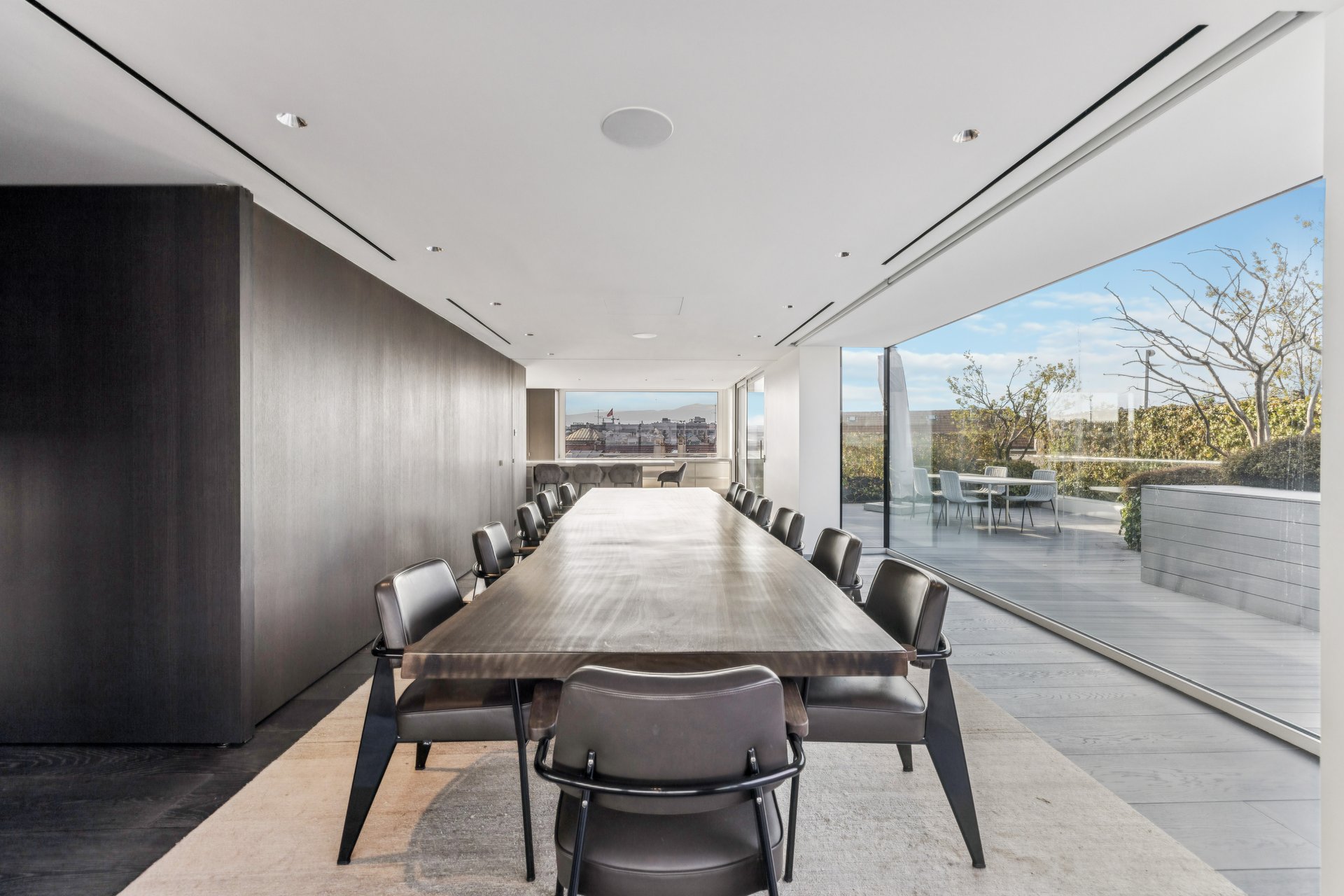 Moderner Essbereich mit großem Konferenztisch und Terrasse