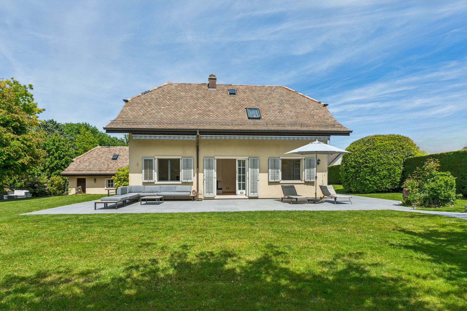 Klassische Villa mit Garten und Terrasse