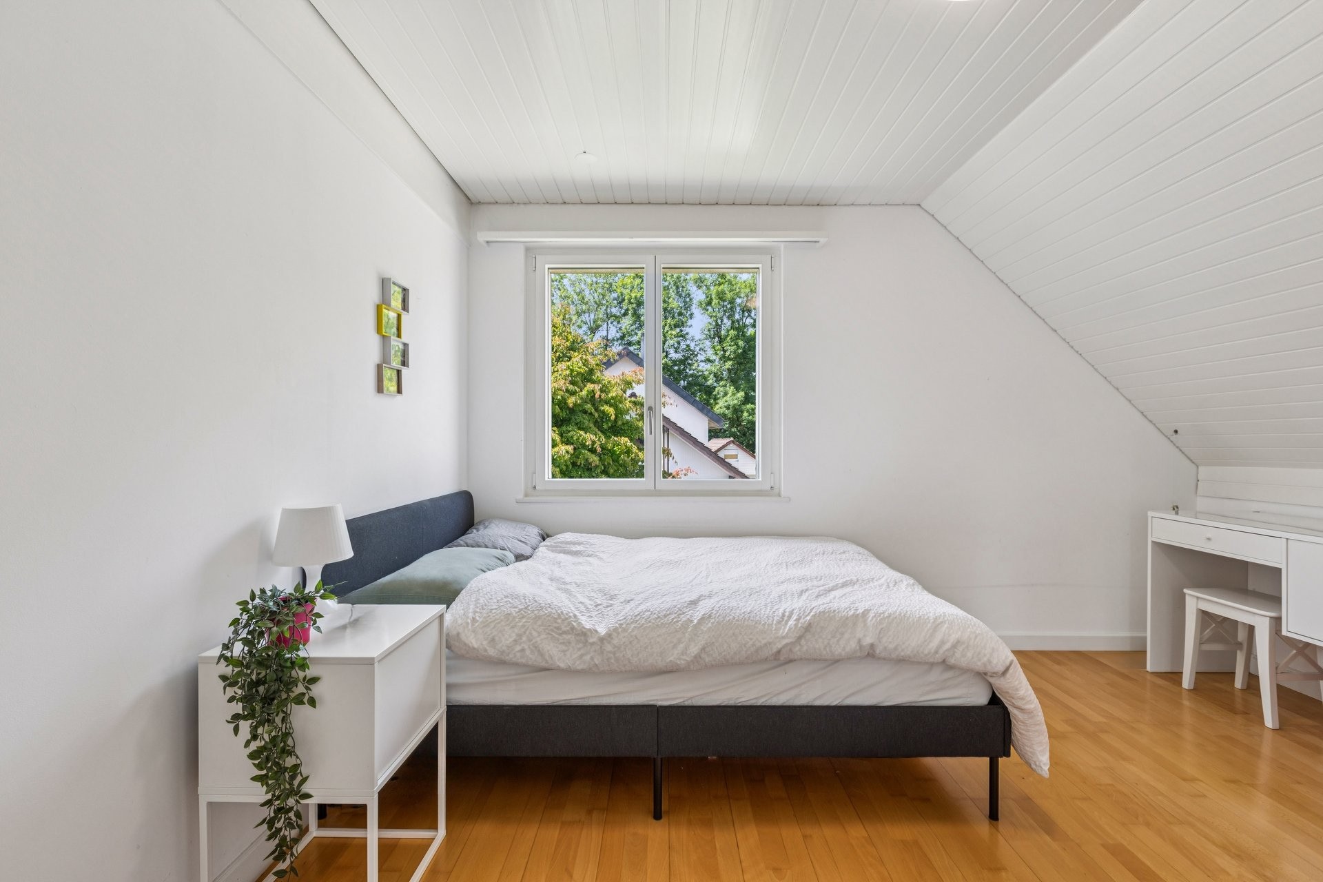 Helles Dachgeschoss-Schlafzimmer