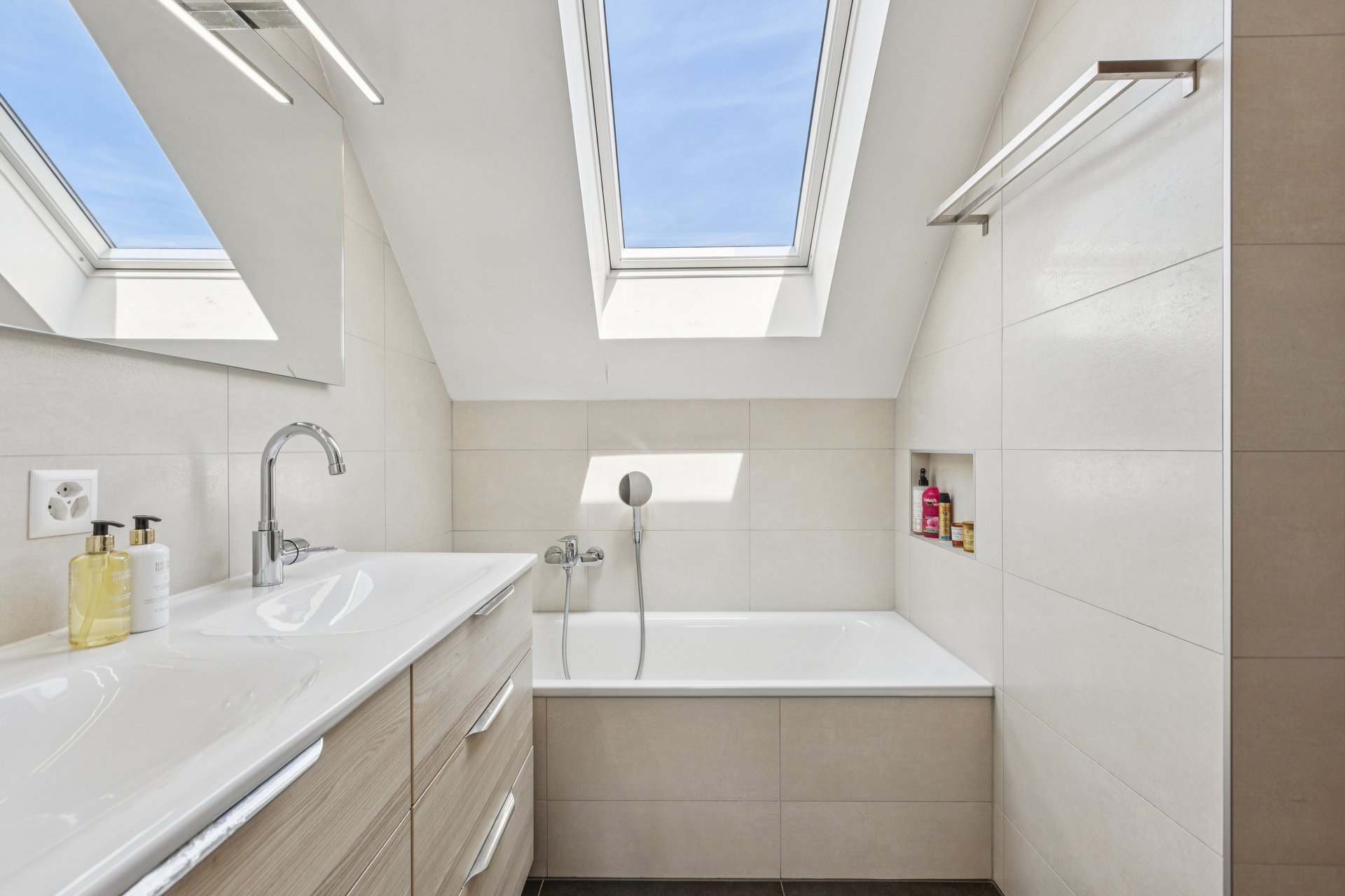 Modernes Dachgeschossbad mit Velux-Fenstern