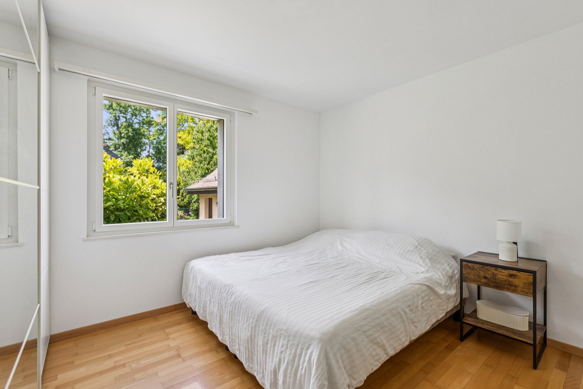 Helles Schlafzimmer mit Blick ins Grüne
