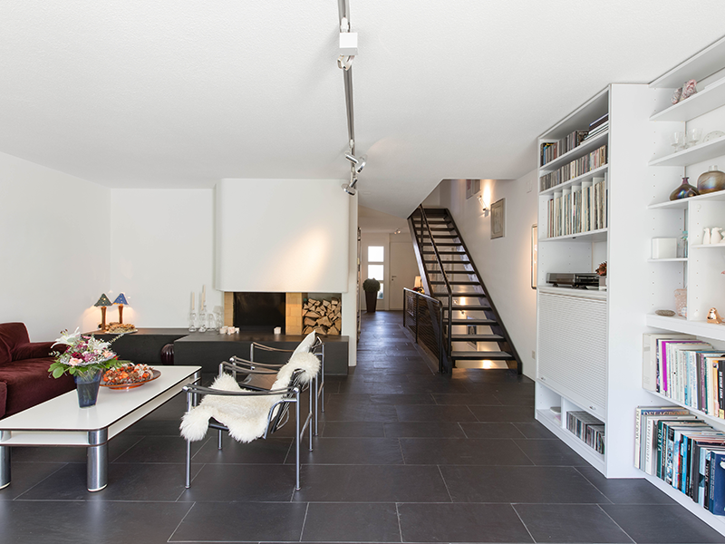 Modernes Wohn-Esszimmer mit Treppe