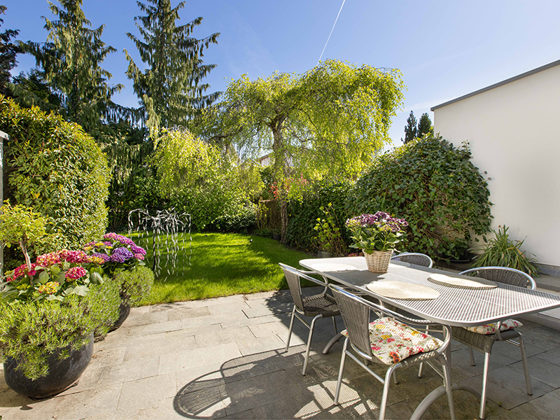 Gepflegte Gartenterrasse mit Sitzplatz