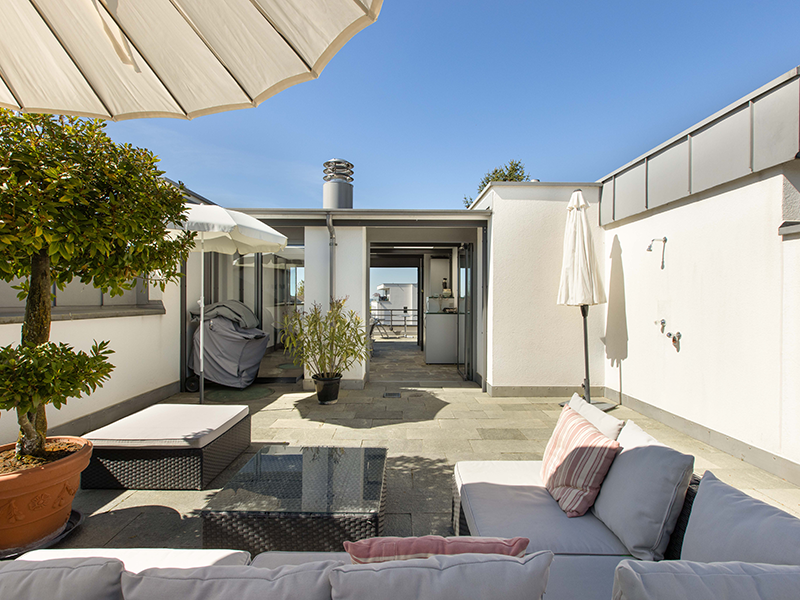 Dachterrasse mit Lounge-Möbeln