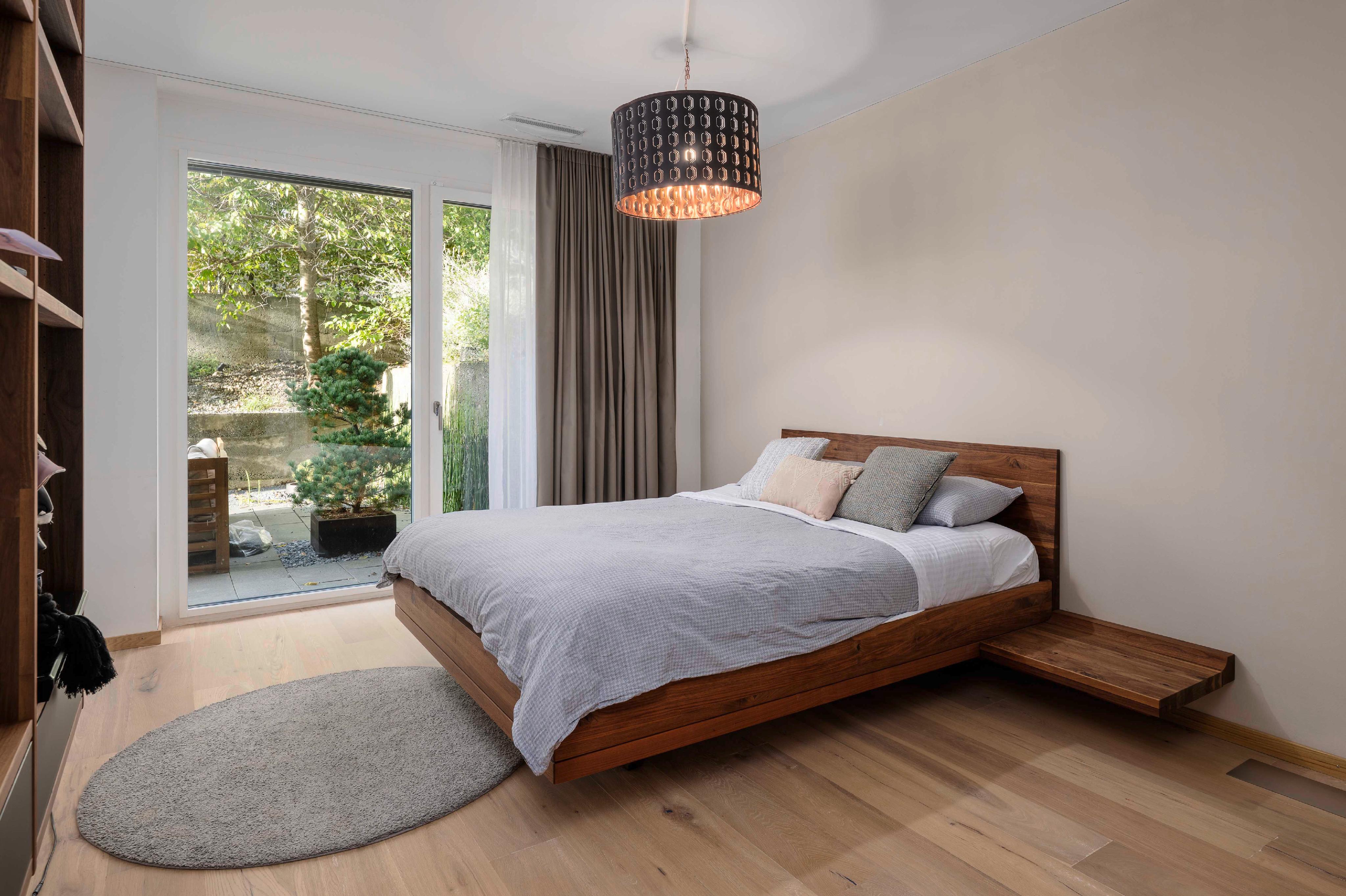 Modernes Schlafzimmer mit Gartenblick