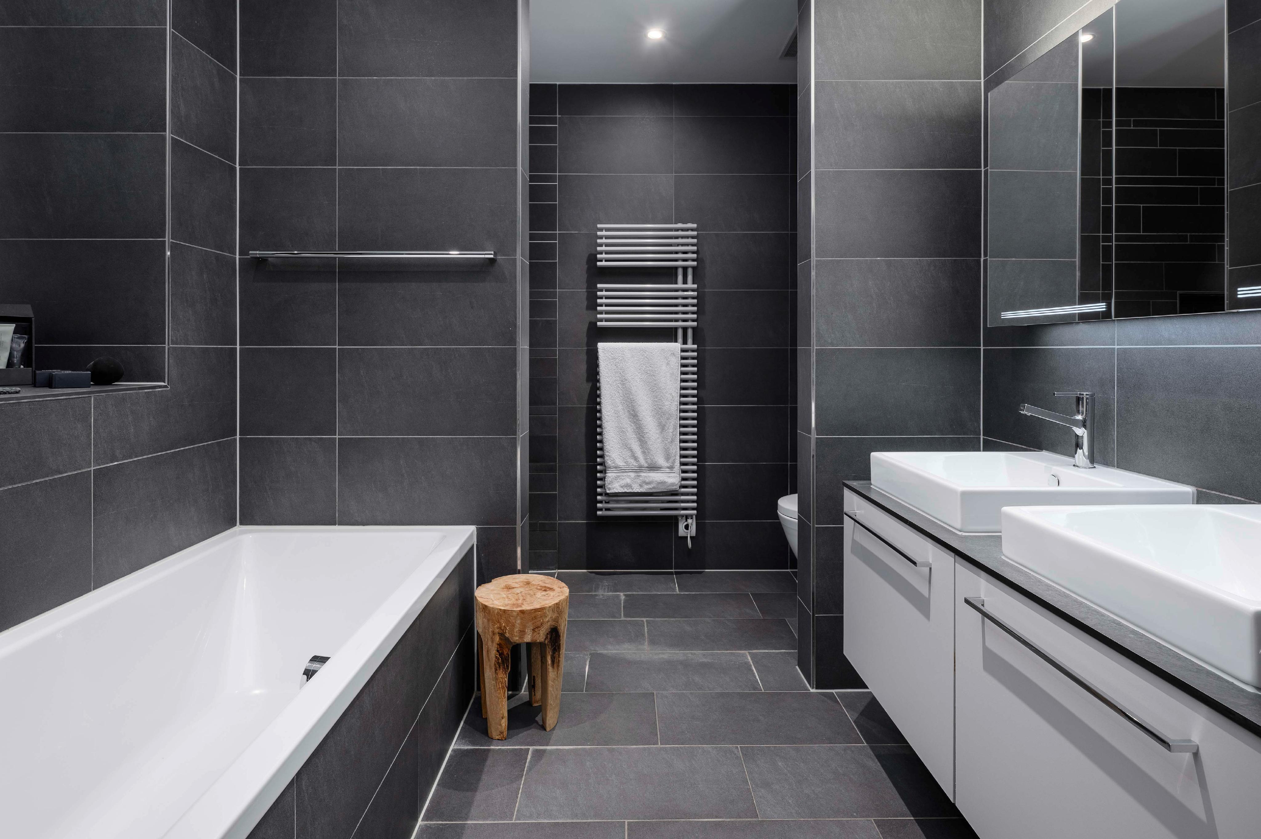 Modernes Badezimmer mit dunkler Fliesenoptik