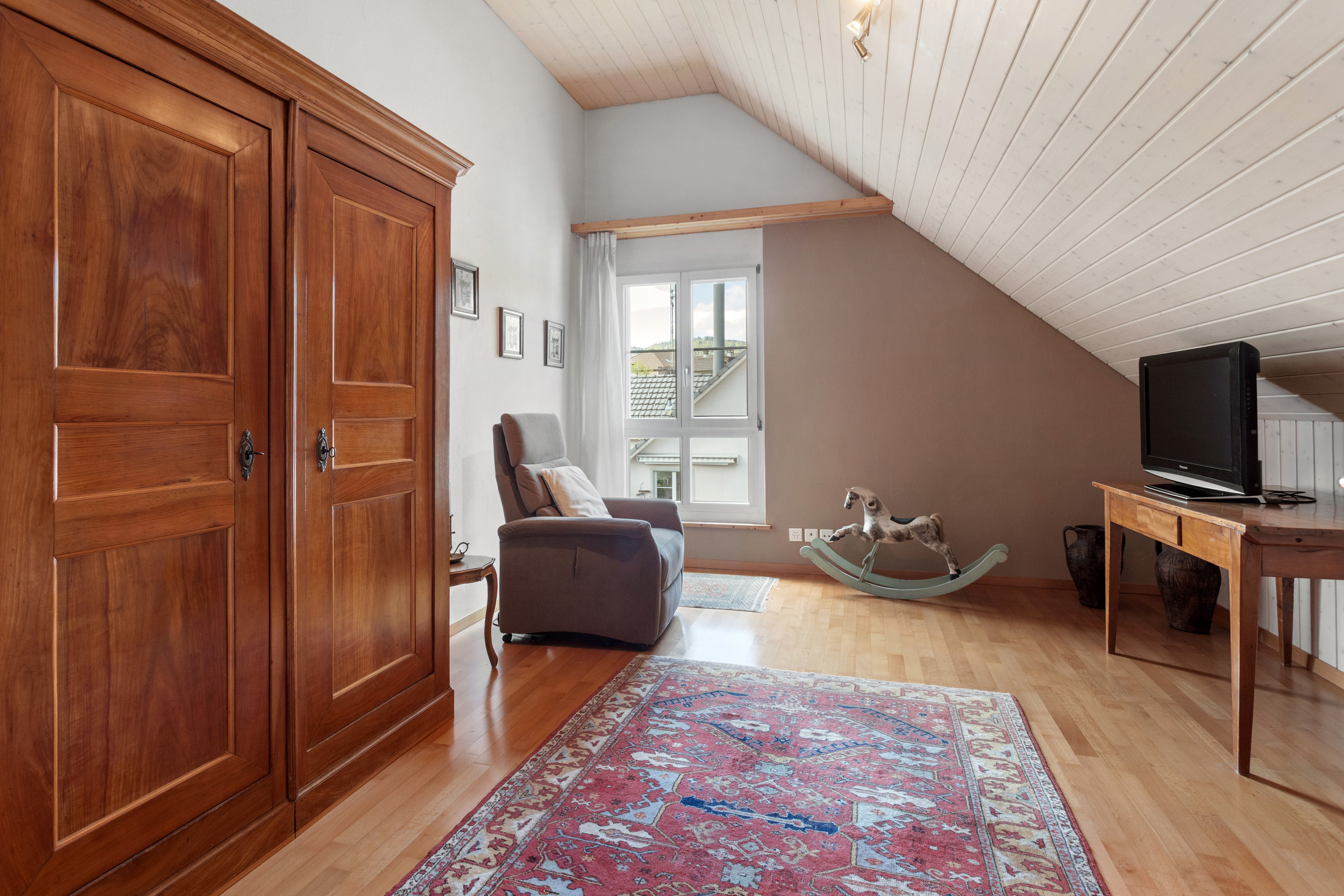 Dachgeschosszimmer mit Holzmöbeln
