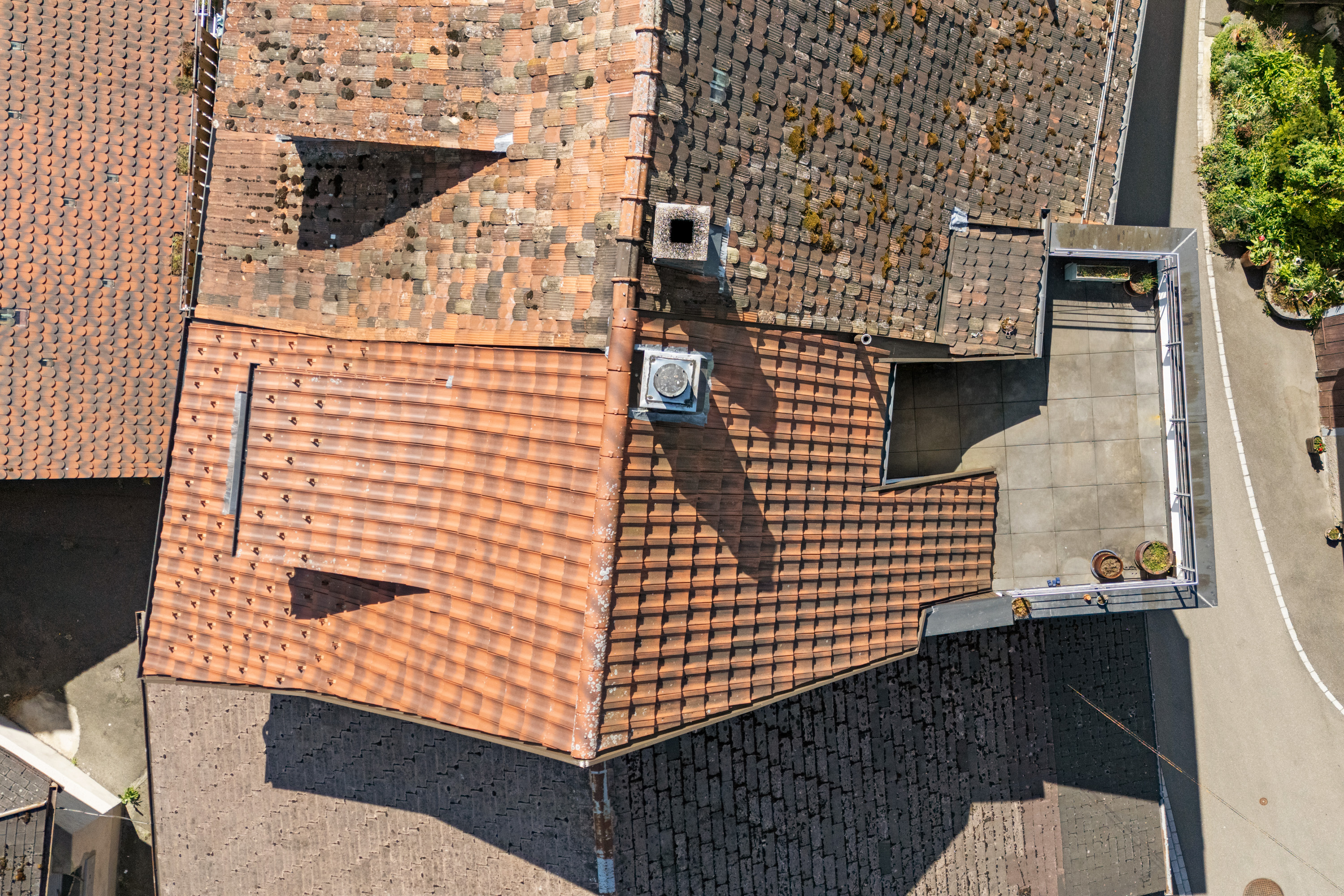 Luftaufnahme eines Dachs mit Dachterrasse