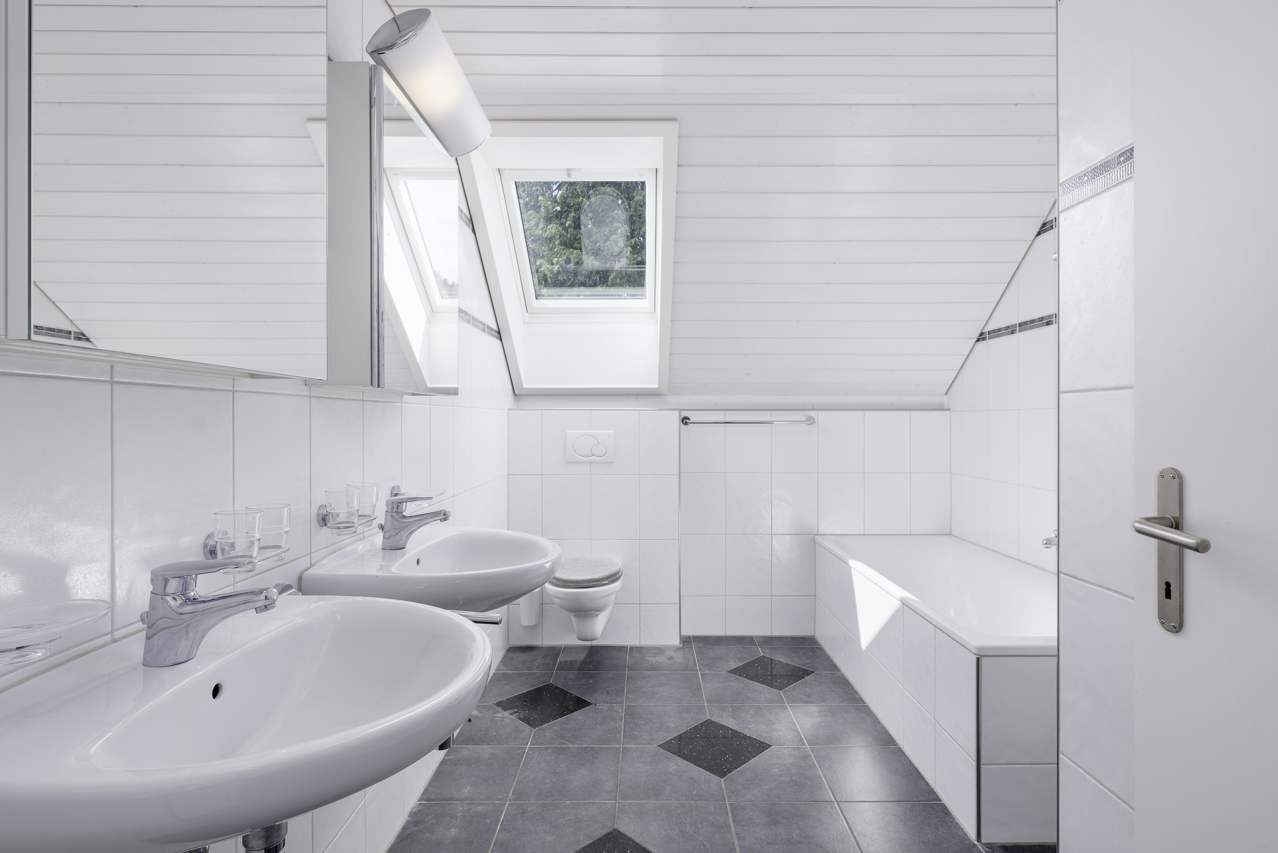 Helles Badezimmer mit Dachfenster