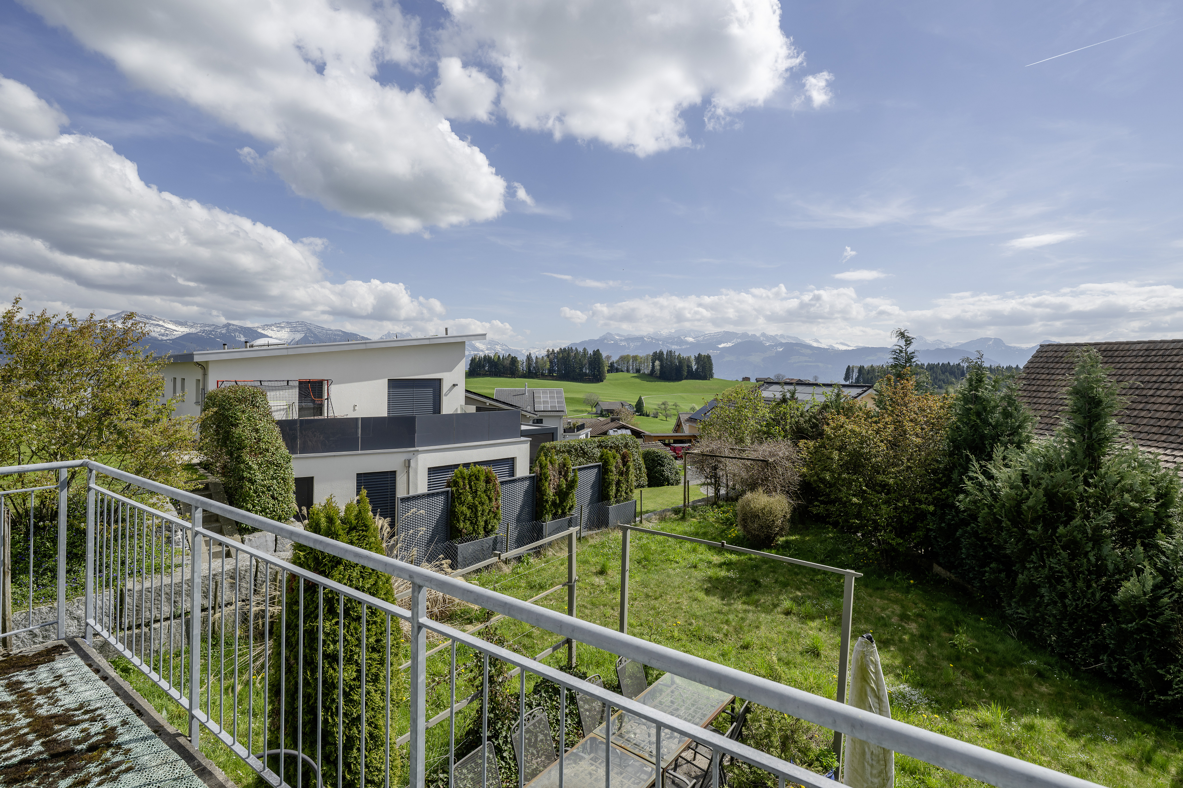 Balkon- und Gartenblick mit Bergpanorama