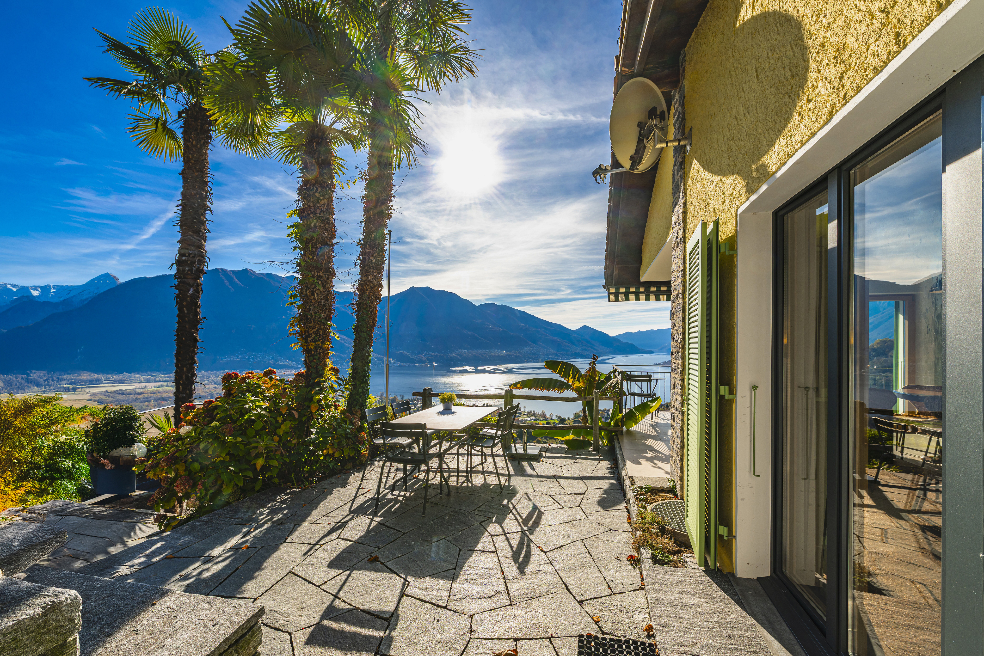 Terrasse mit Berg- und Seeblick