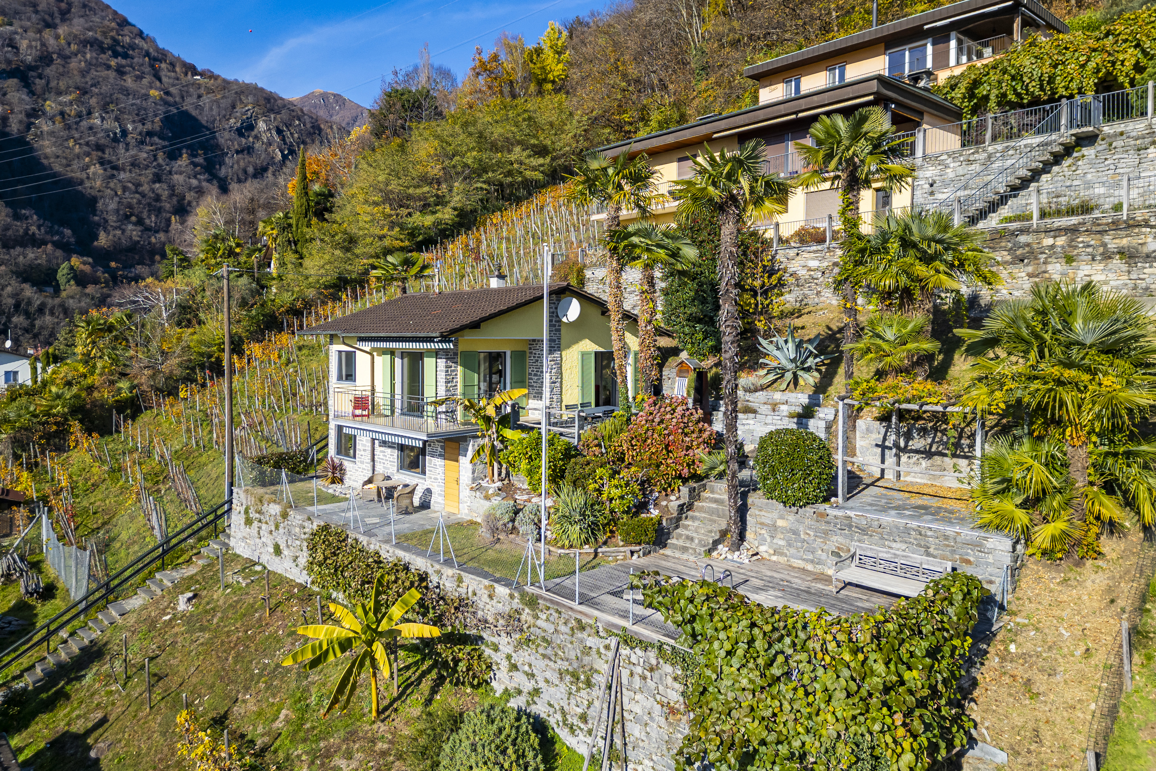 Häuserensemble am Berghang mit Gartenanlagen