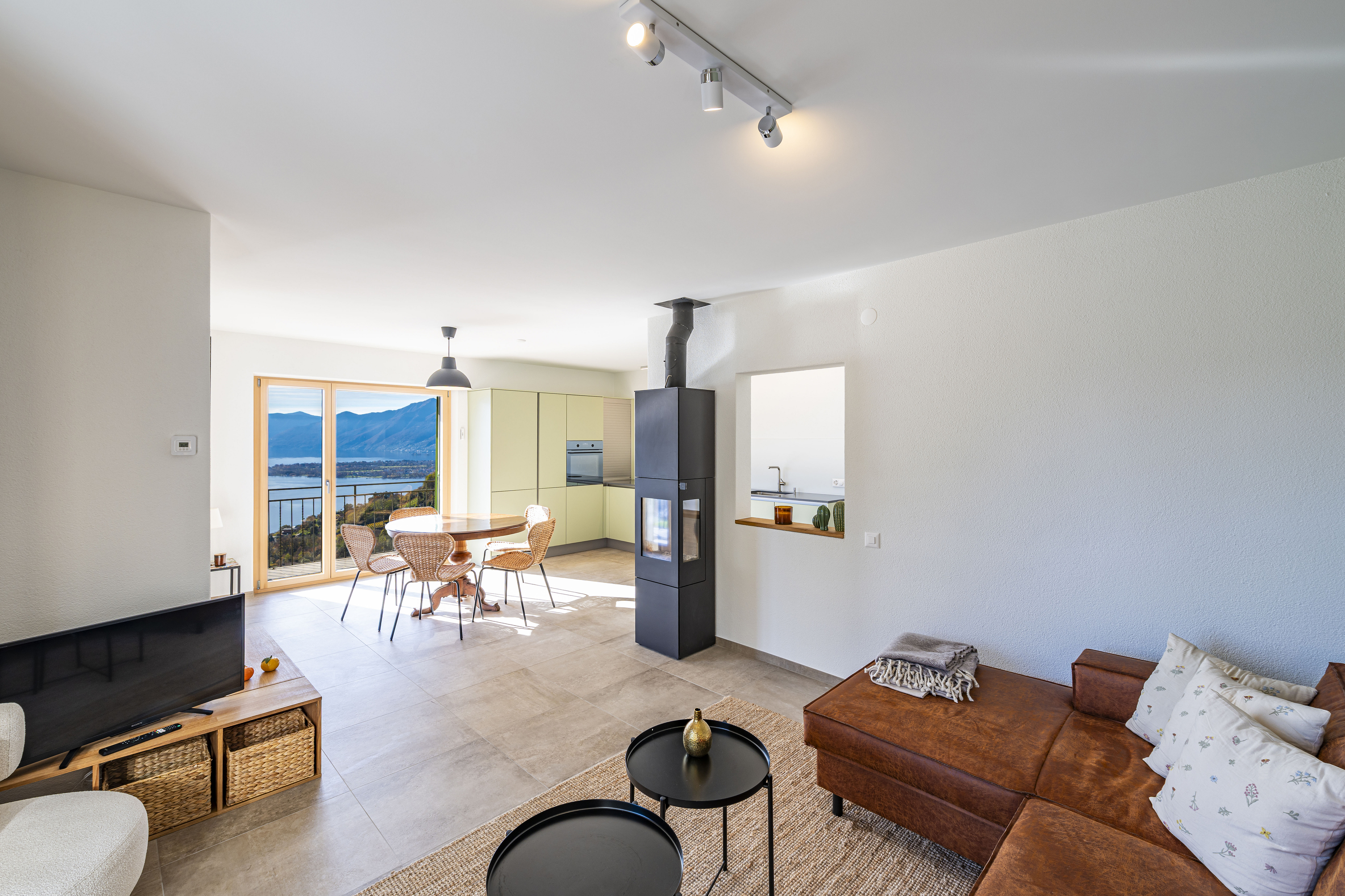 Heller Wohn-Essbereich mit Seeblick und Kaminofen