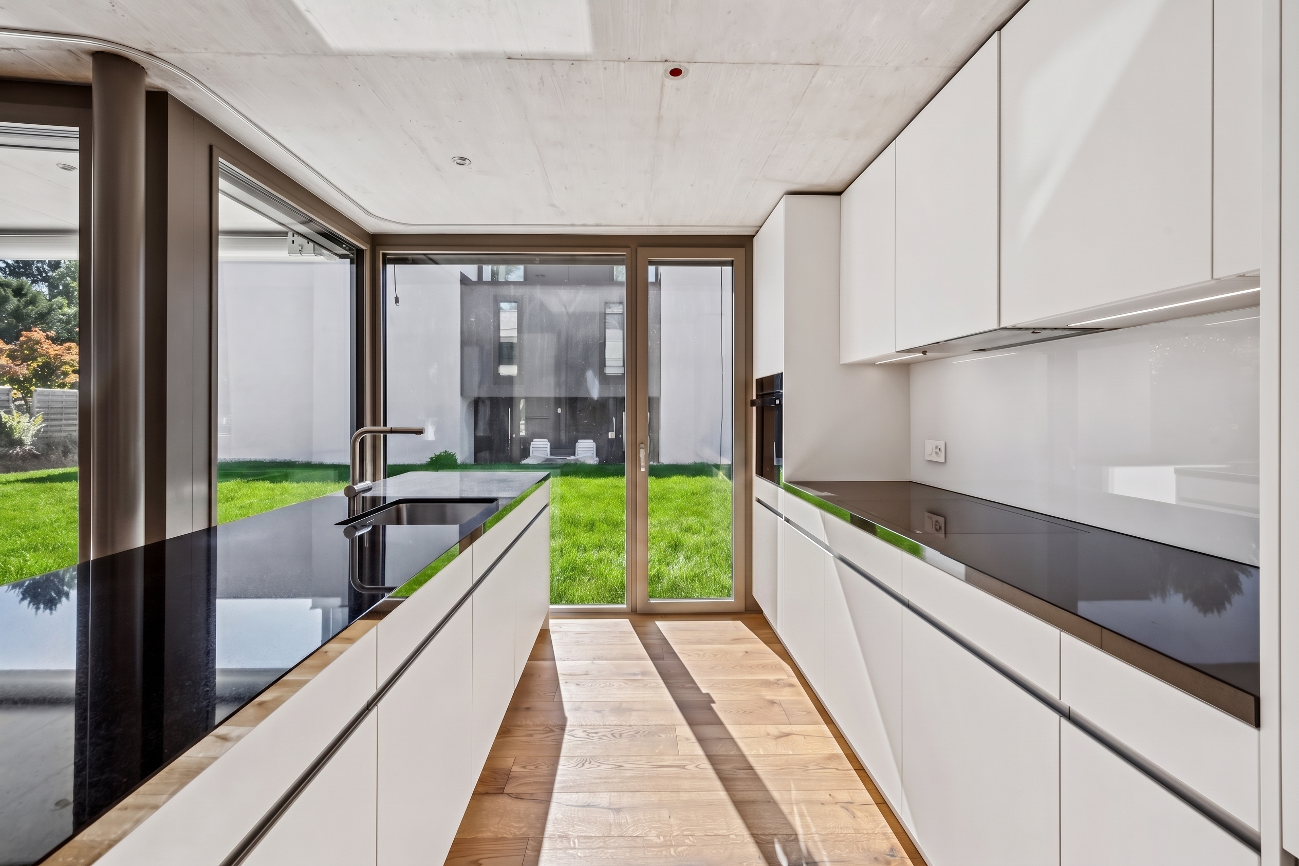 Moderne Küche mit Gartenblick