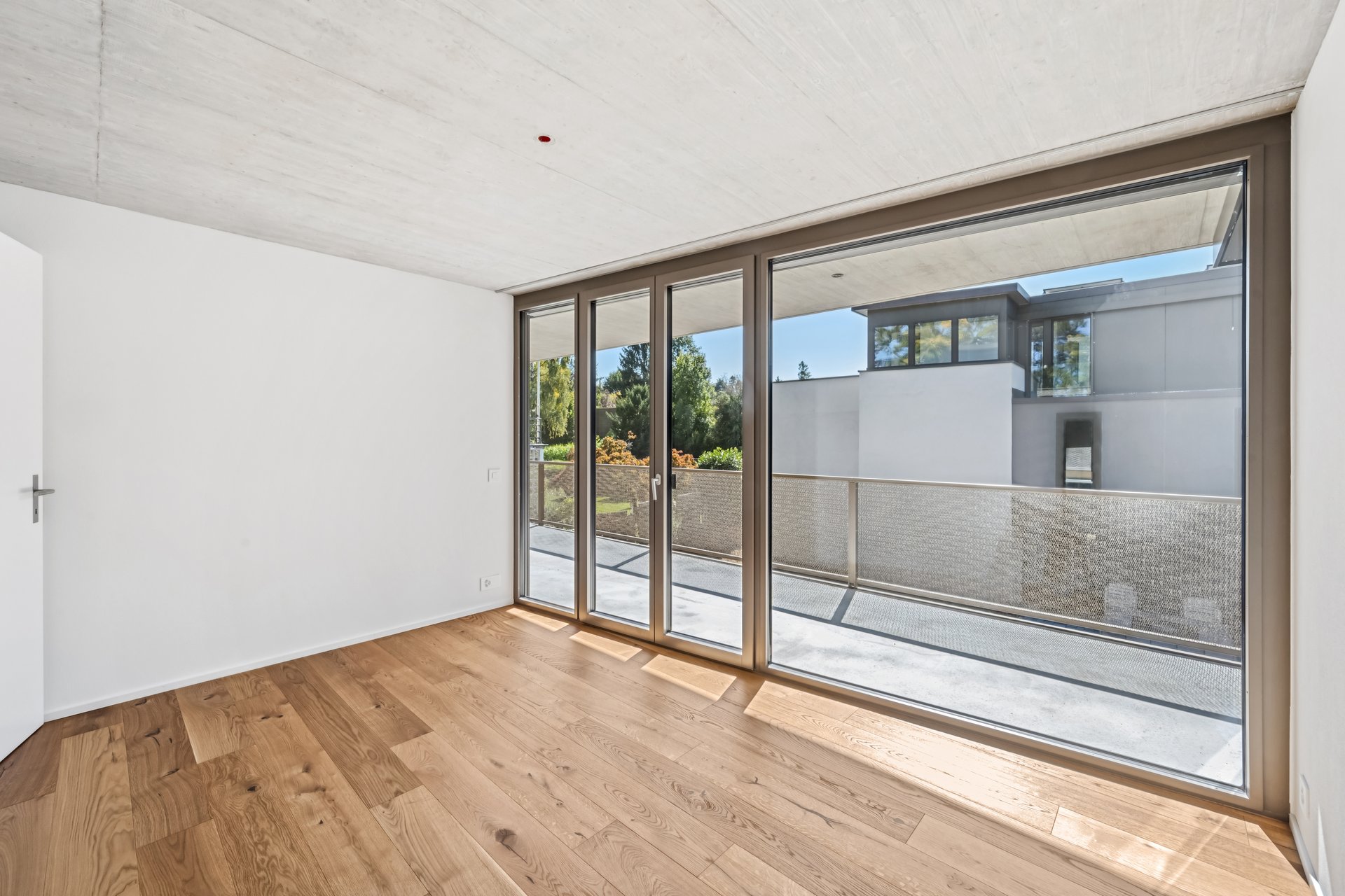 Helles Zimmer mit großem Balkon und Blick ins Grüne