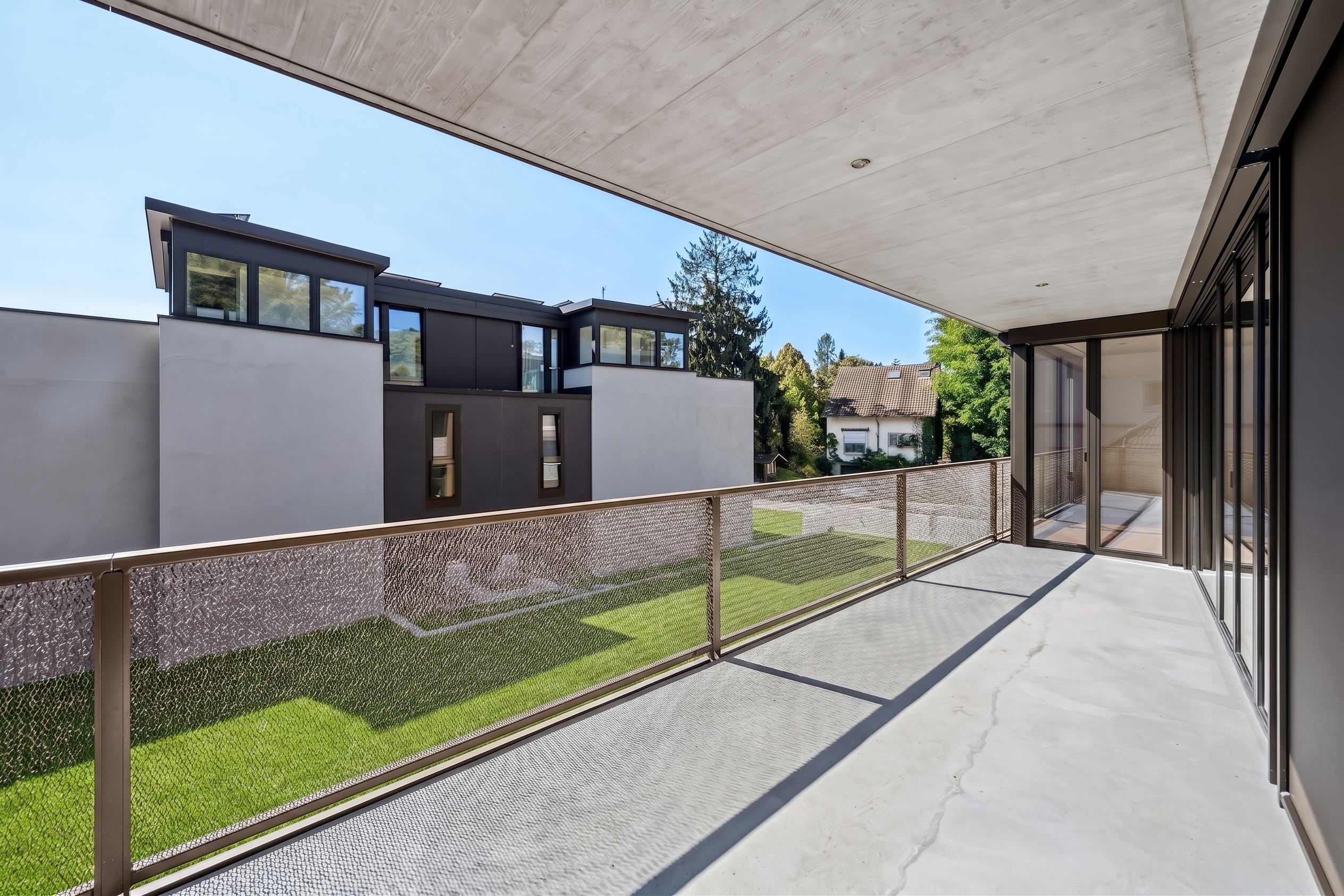 Moderner Balkon mit Gartenblick
