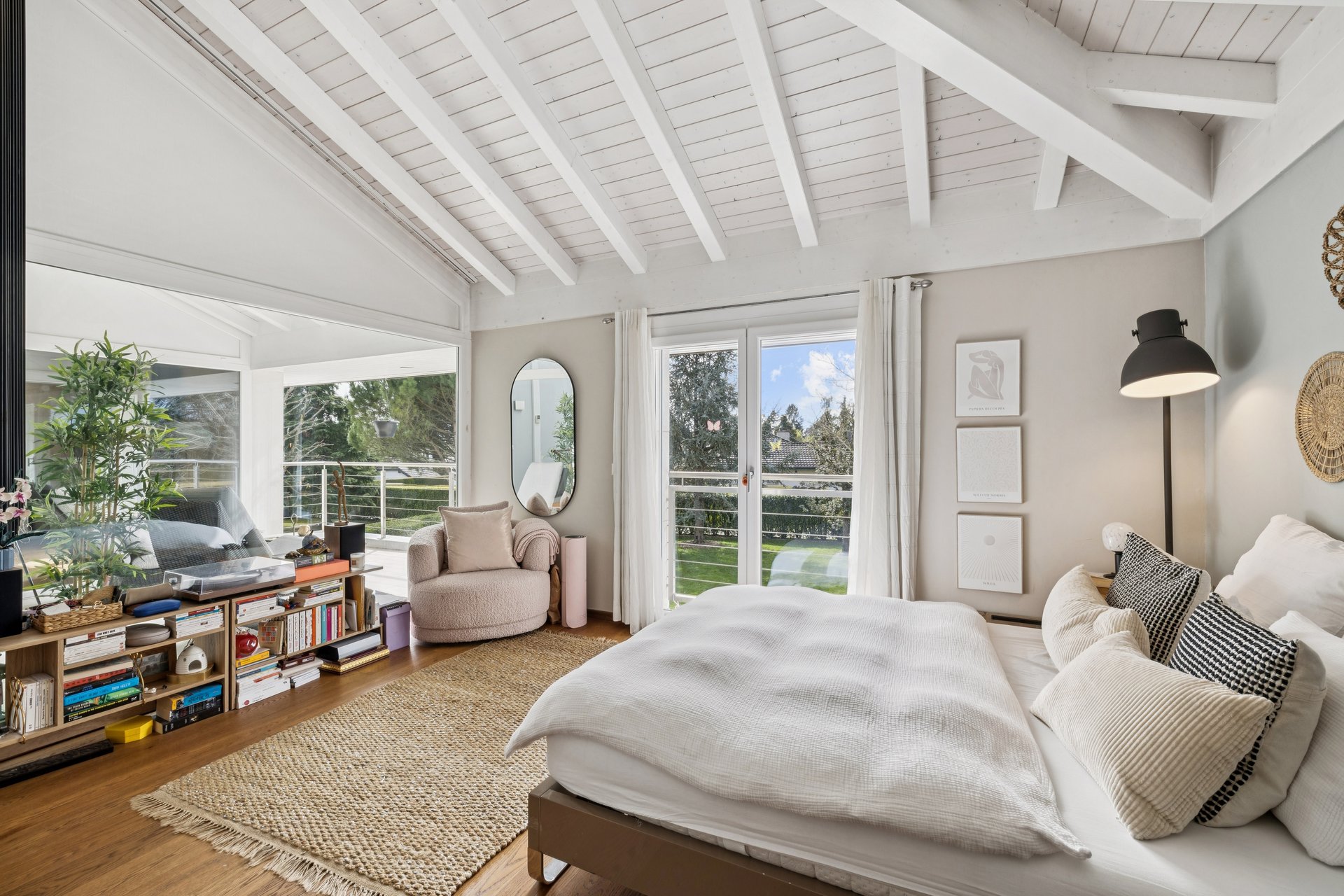 Helles Schlafzimmer mit Dachschrägen und Gartenblick