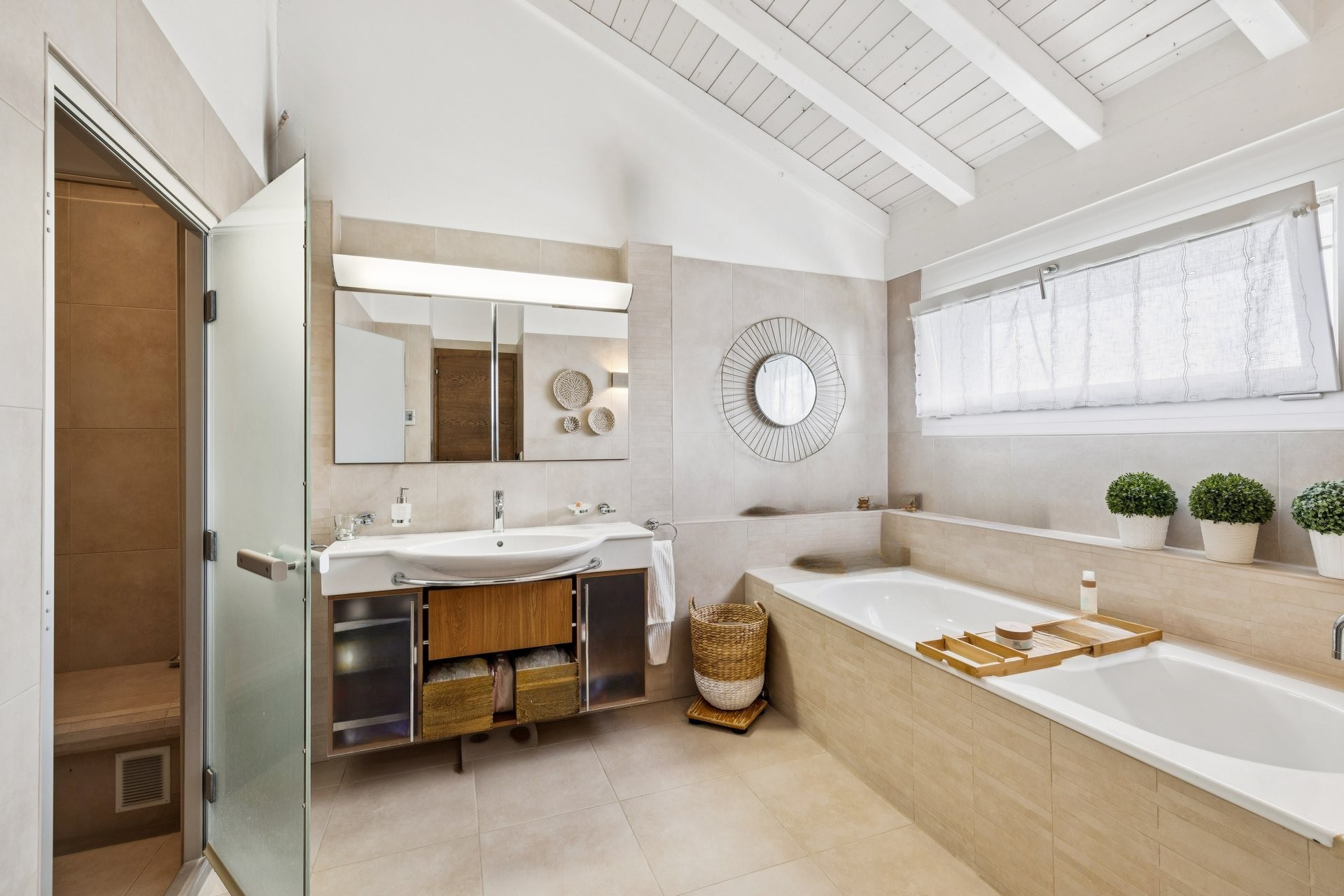 Helles Badezimmer mit Badewanne und Holzakzenten