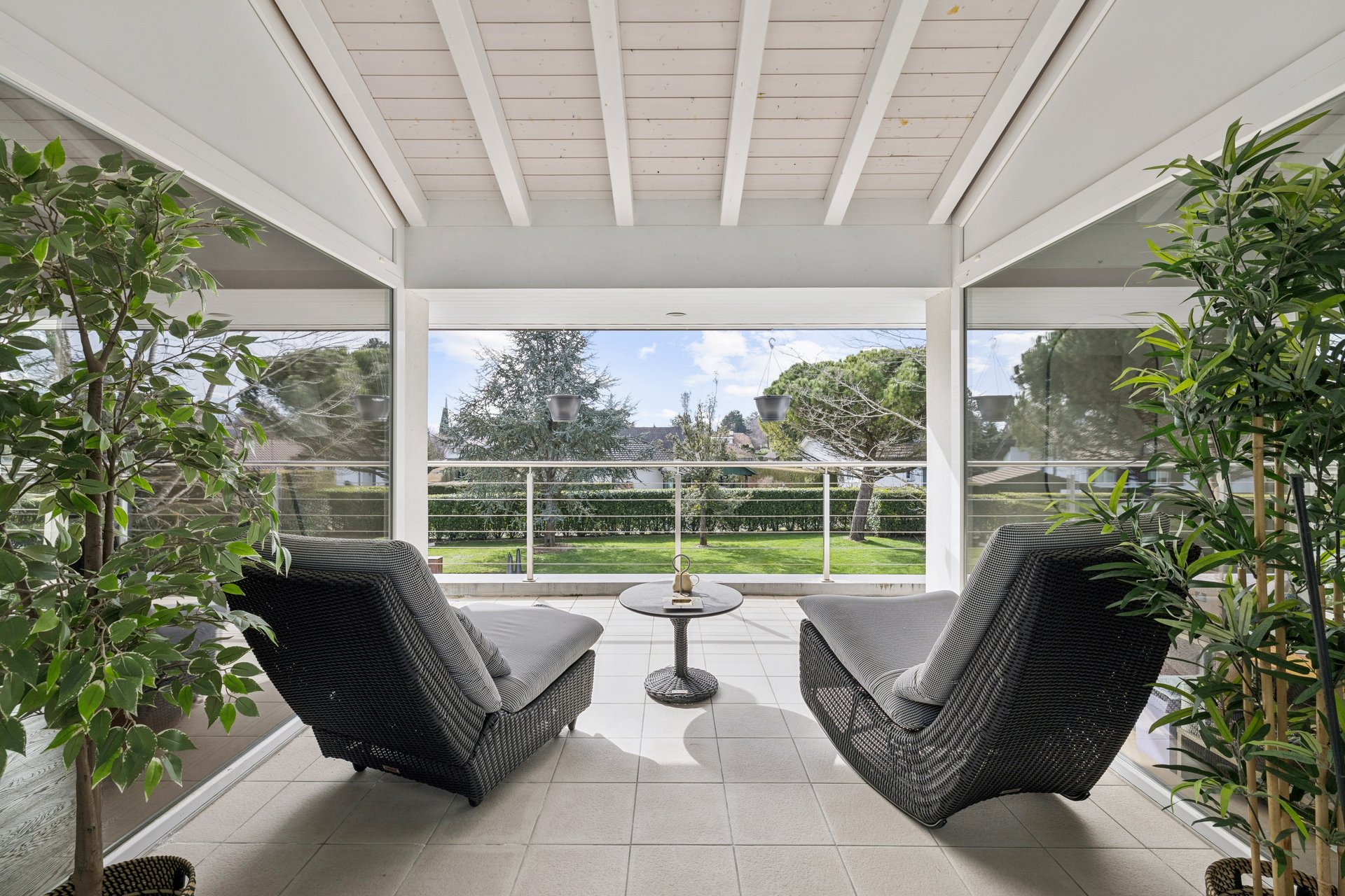 Überdachte Terrasse mit Sitzbereich und Gartenblick