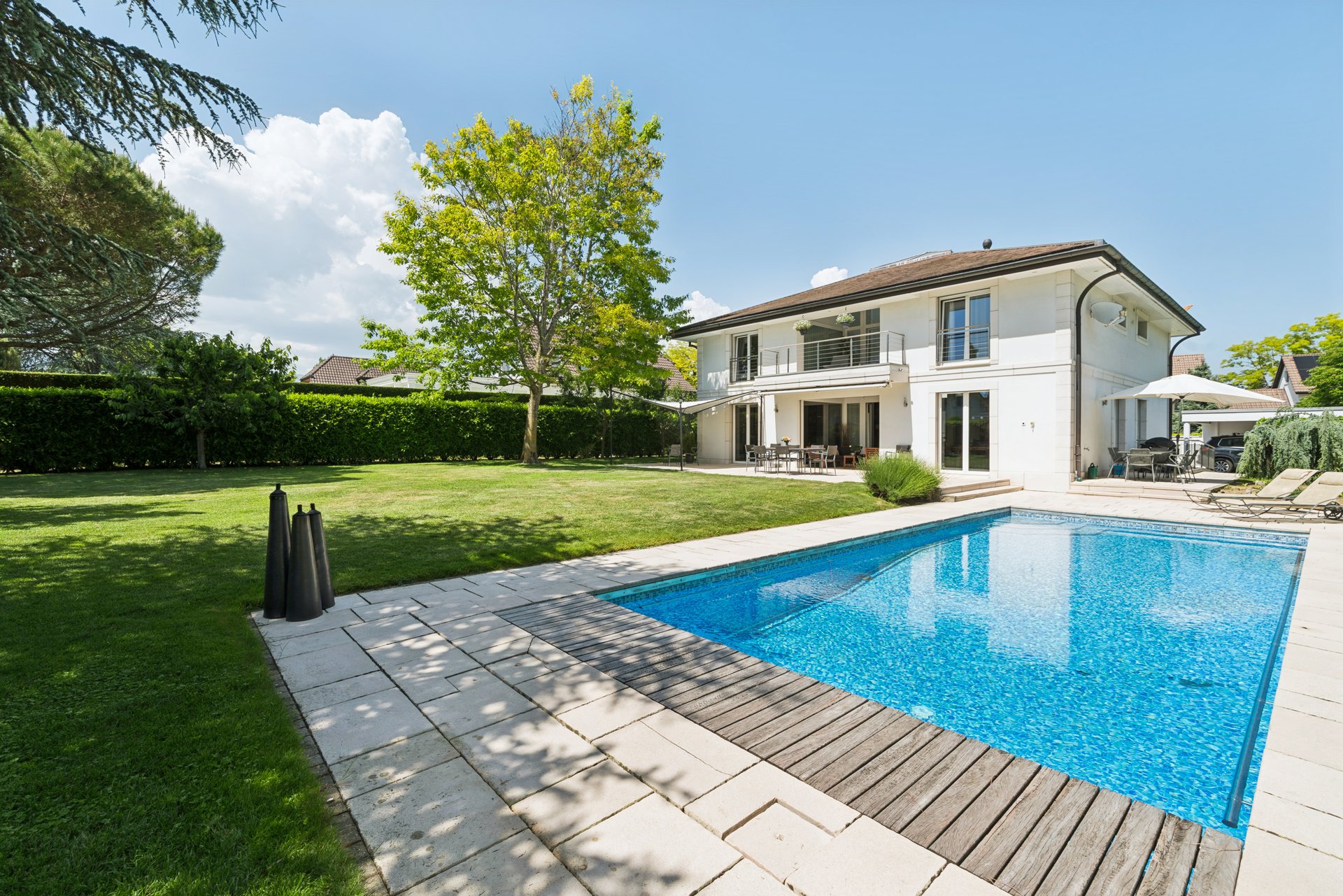 Luxuriöses Einfamilienhaus mit Pool und Garten