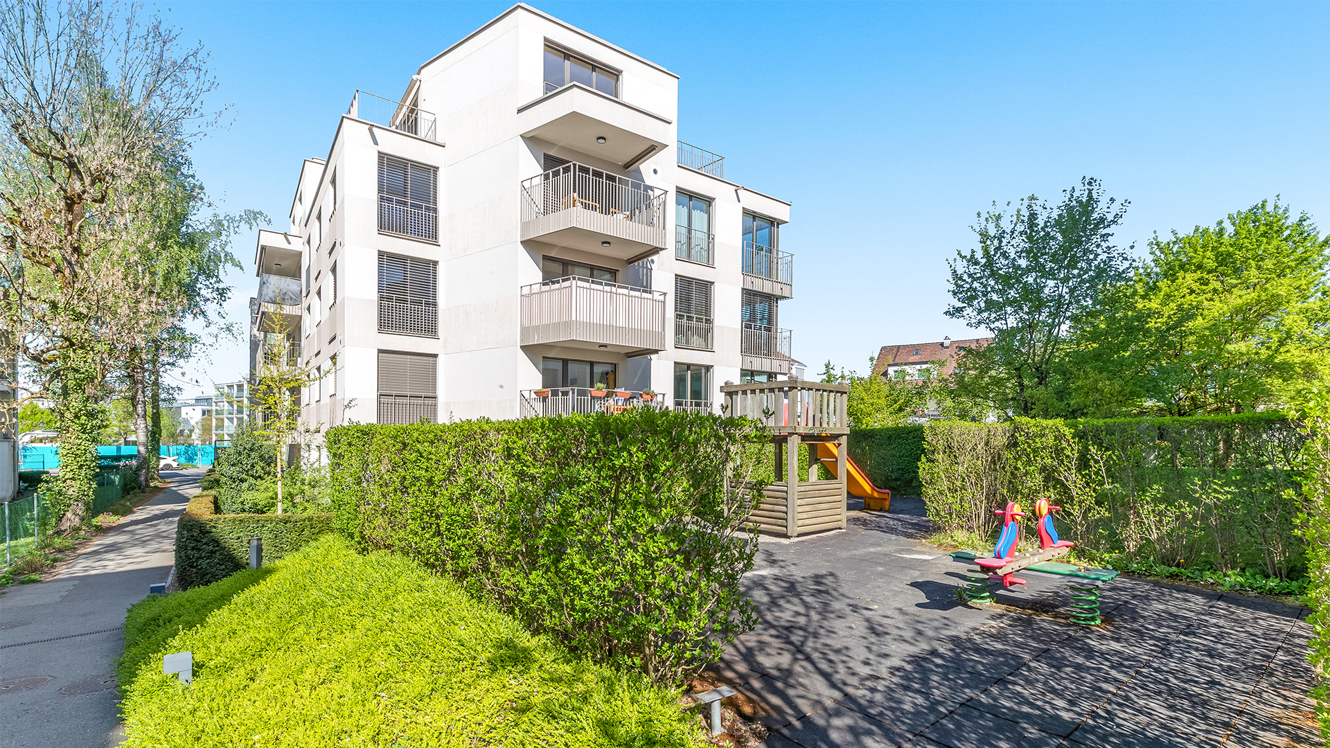 Modernes Mehrfamilienhaus mit Spielplatz und Grünanlage