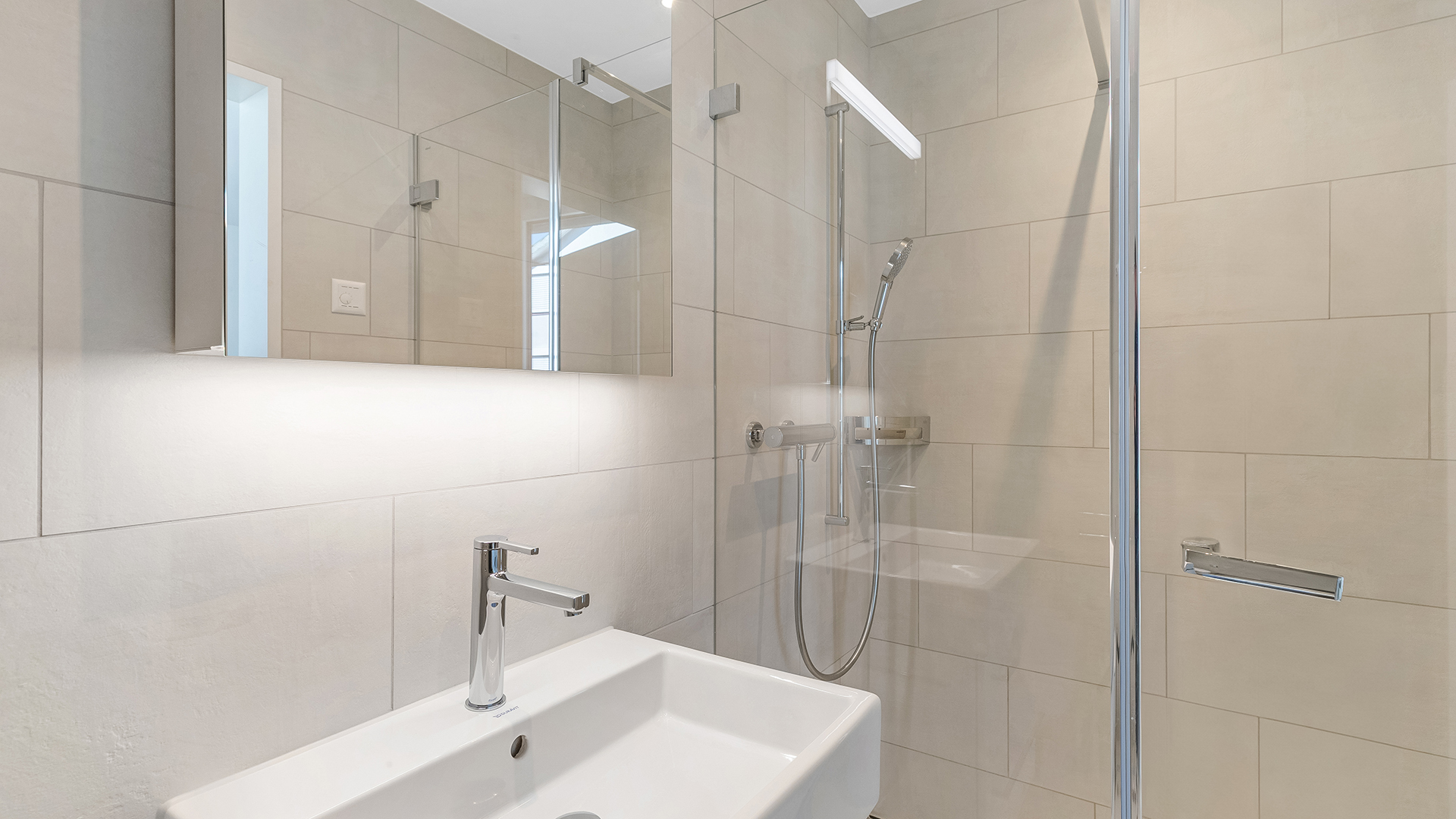 Modernes Badezimmer mit begehbarer Dusche und Waschtisch