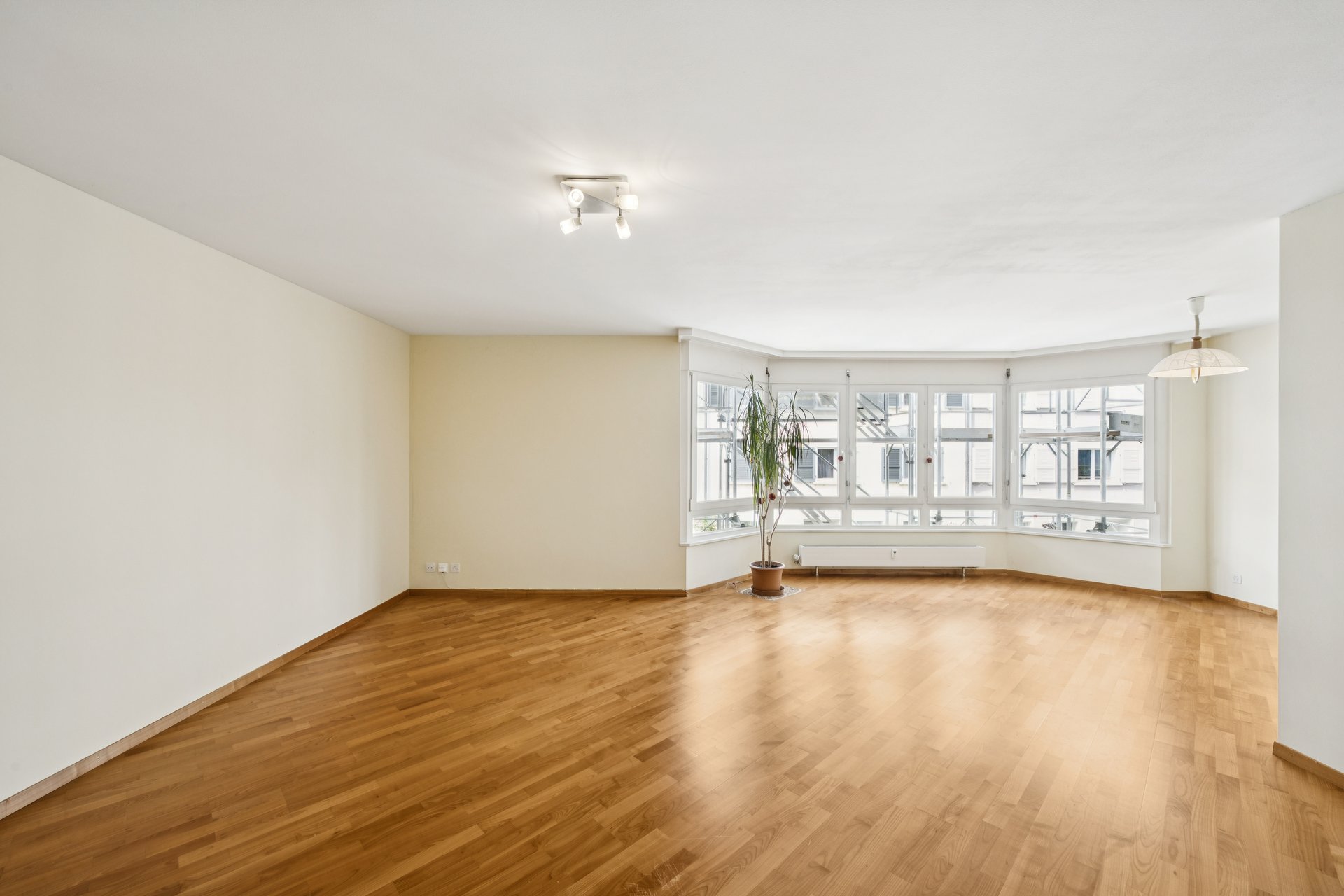 Heller leerer Wohnraum mit Erkerfenstern