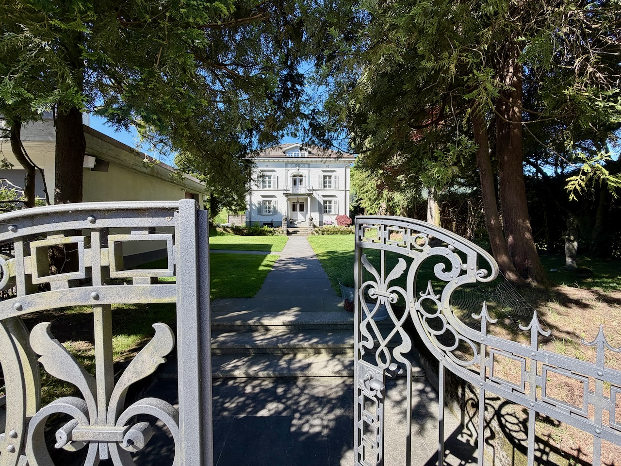 Historische Villa mit Garten und Eingangstor
