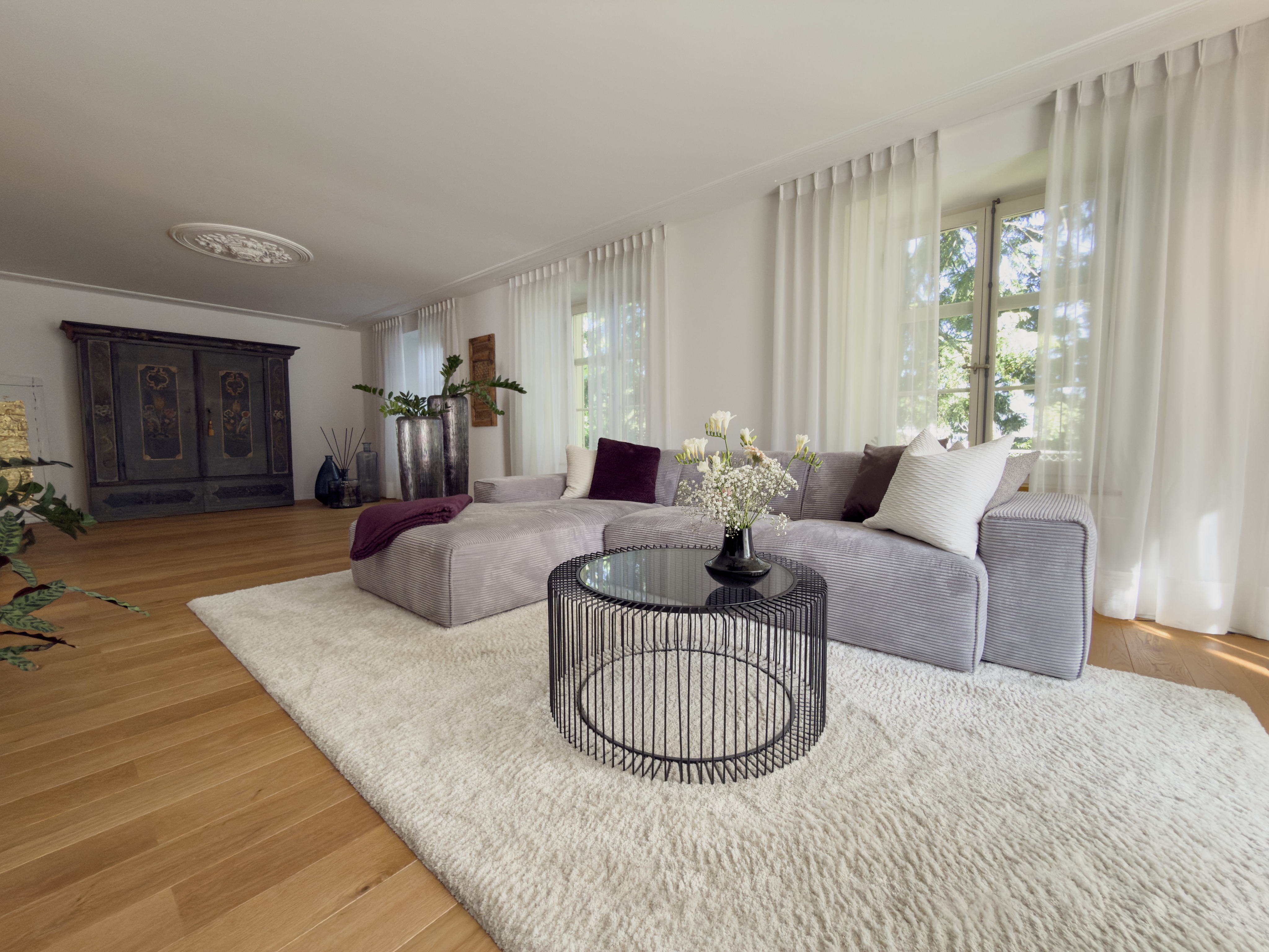 Helles Wohnzimmer mit großer Fensterfront