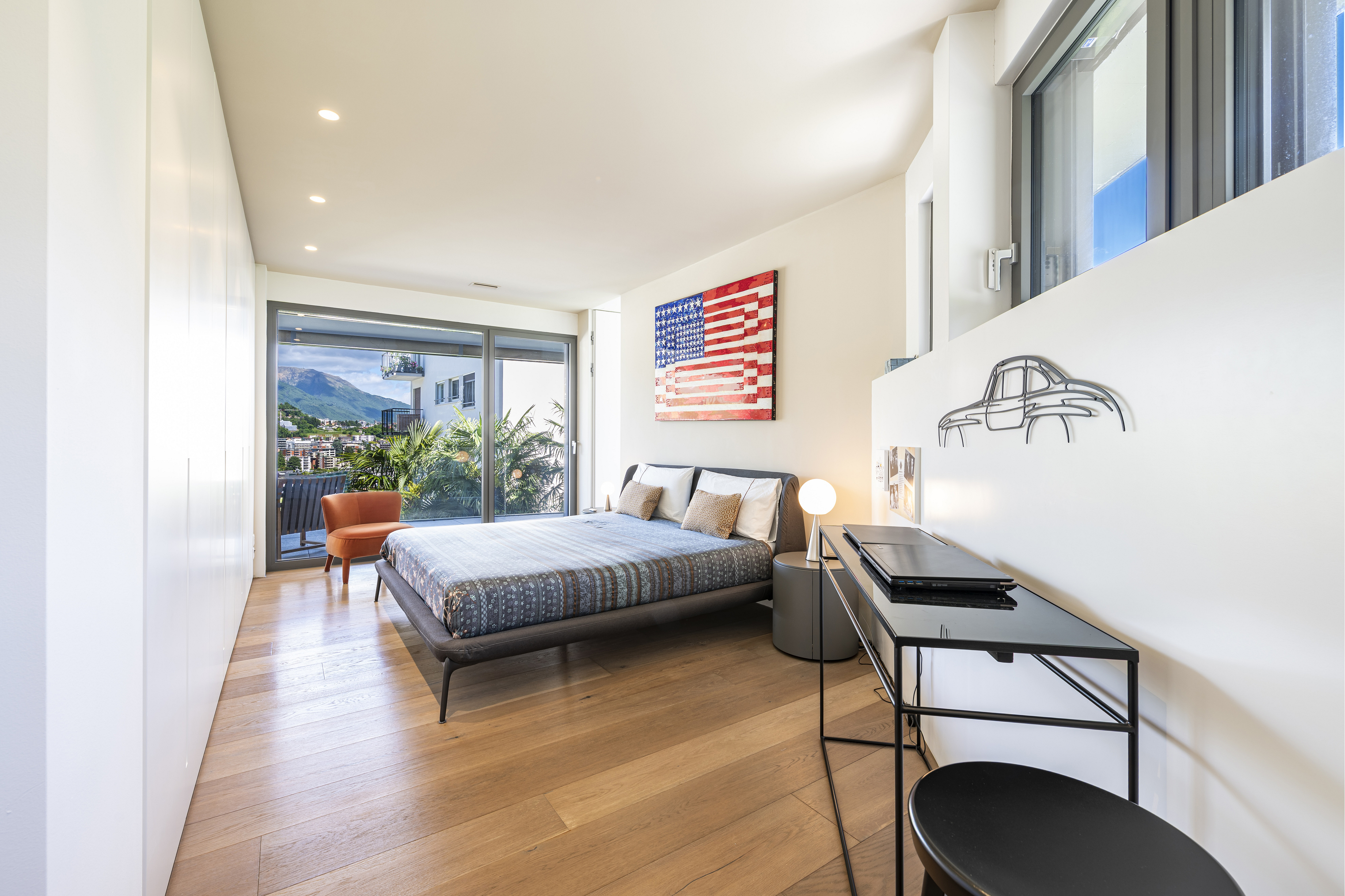 Modernes Schlafzimmer mit Bergblick