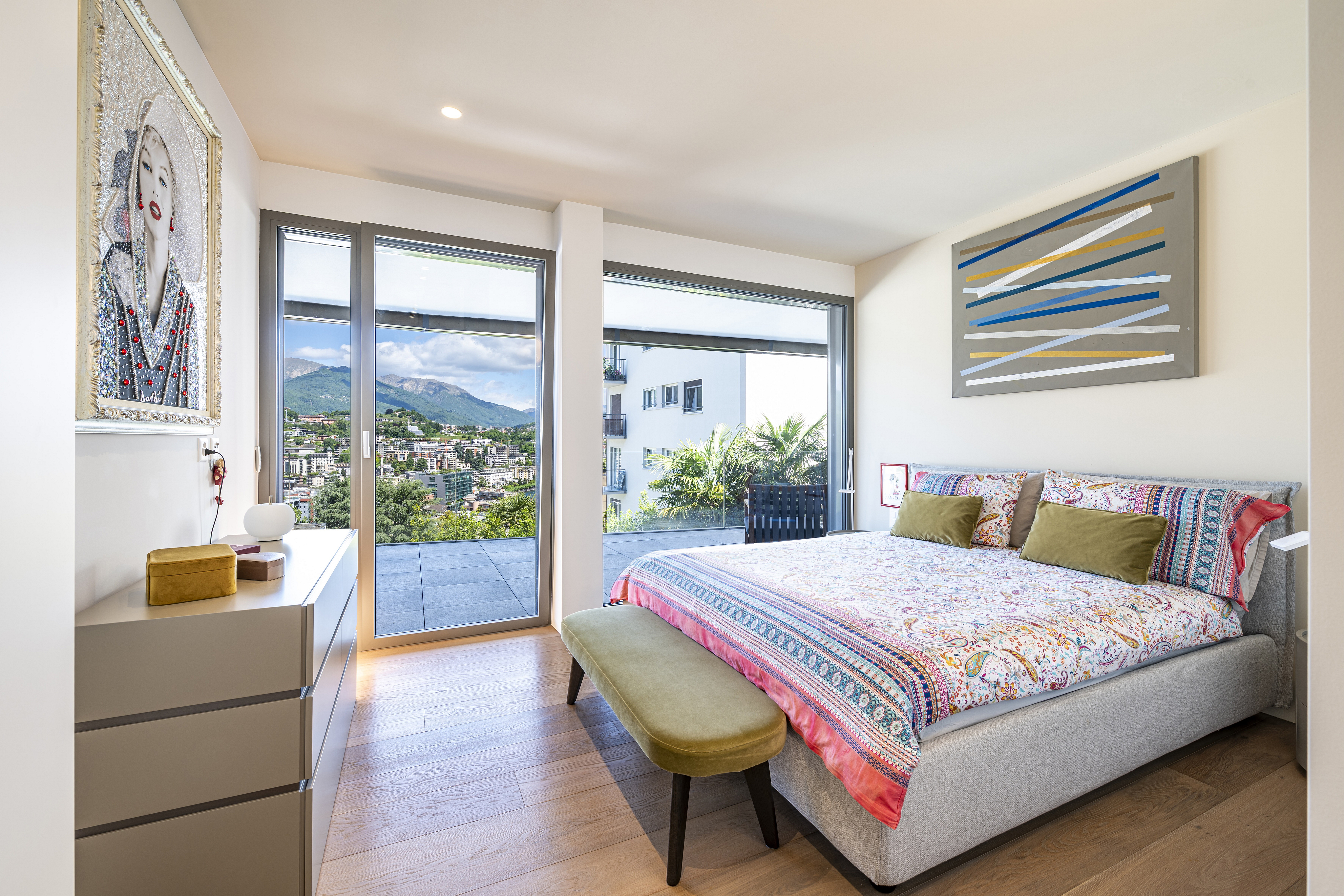 Helles Schlafzimmer mit Balkonblick